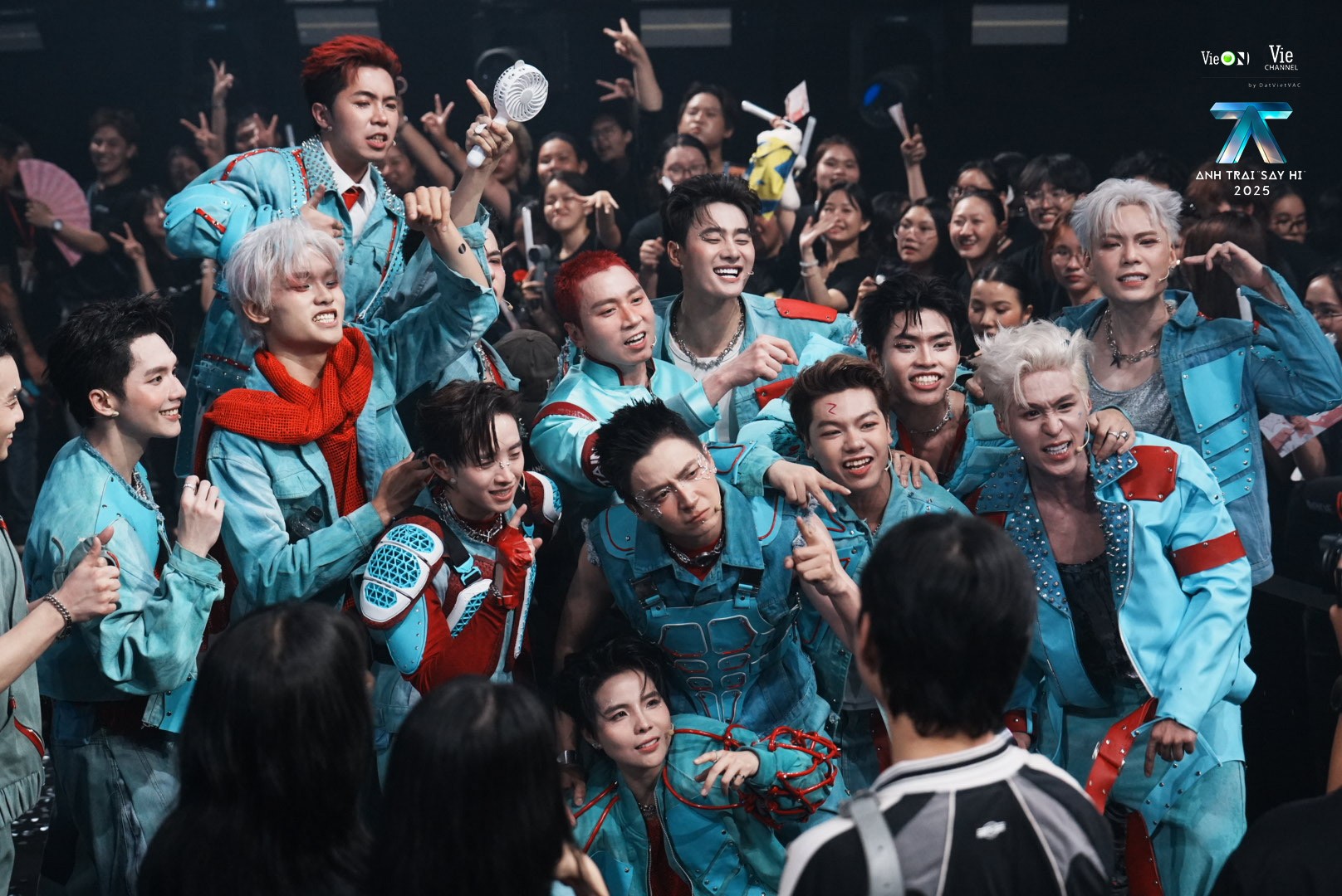 Ngô Kiến Huy chào sân 'Anh trai 'Say Hi', tất cả các Anh trai đồng loạt say Wow!