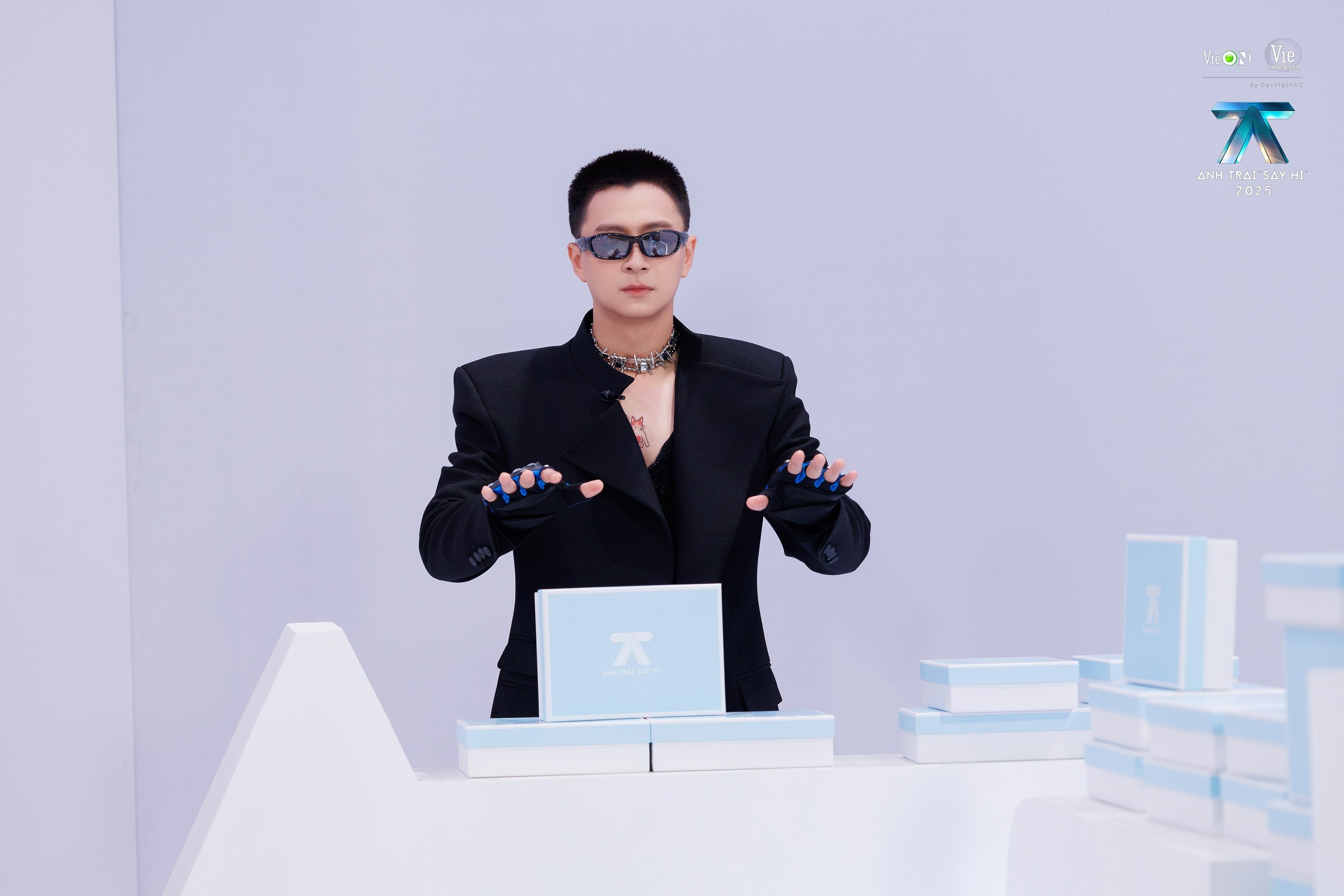 Ngô Kiến Huy chào sân 'Anh trai 'Say Hi', tất cả các Anh trai đồng loạt say Wow!