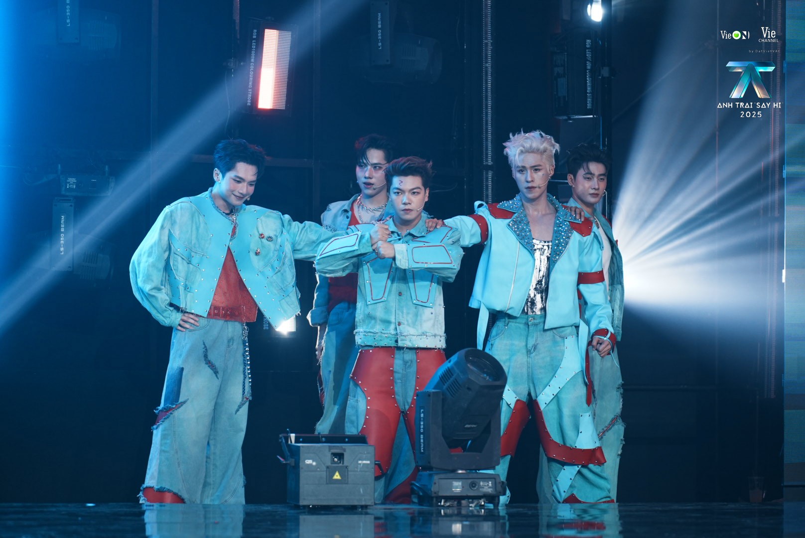 'Anh trai 'Say Hi' 2025' tập 1: Hai bài hát đầu tiên được tiết lộ, 'Chill Guys Ngon Zai' đối đầu với 'Độc nhất vô nhị'