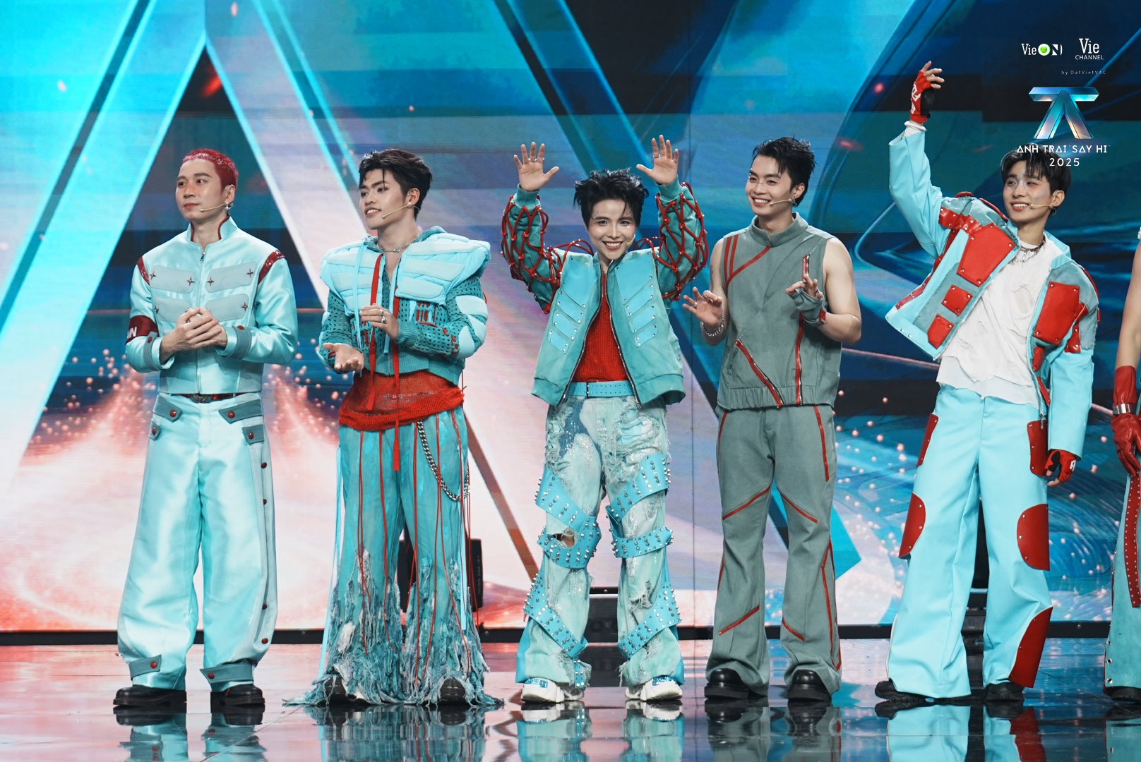 'Anh trai 'Say Hi' 2025' tập 1: Hai bài hát đầu tiên được tiết lộ, 'Chill Guys Ngon Zai' đối đầu với 'Độc nhất vô nhị'