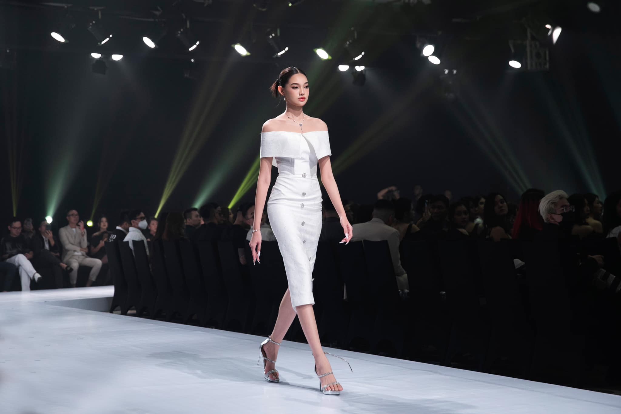 Bé Quyên: Thanh lịch ngoài đời, sắc sảo trên sàn diễn và ma mị trong điện ảnh 'Đồi hành xác: Tà thuyết đen trở lại'