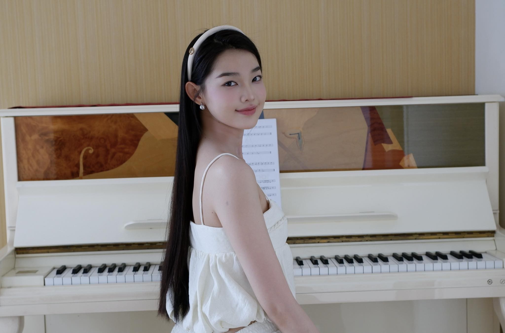 Bé Quyên: Thanh lịch ngoài đời, sắc sảo trên sàn diễn và ma mị trong điện ảnh 'Đồi hành xác: Tà thuyết đen trở lại'