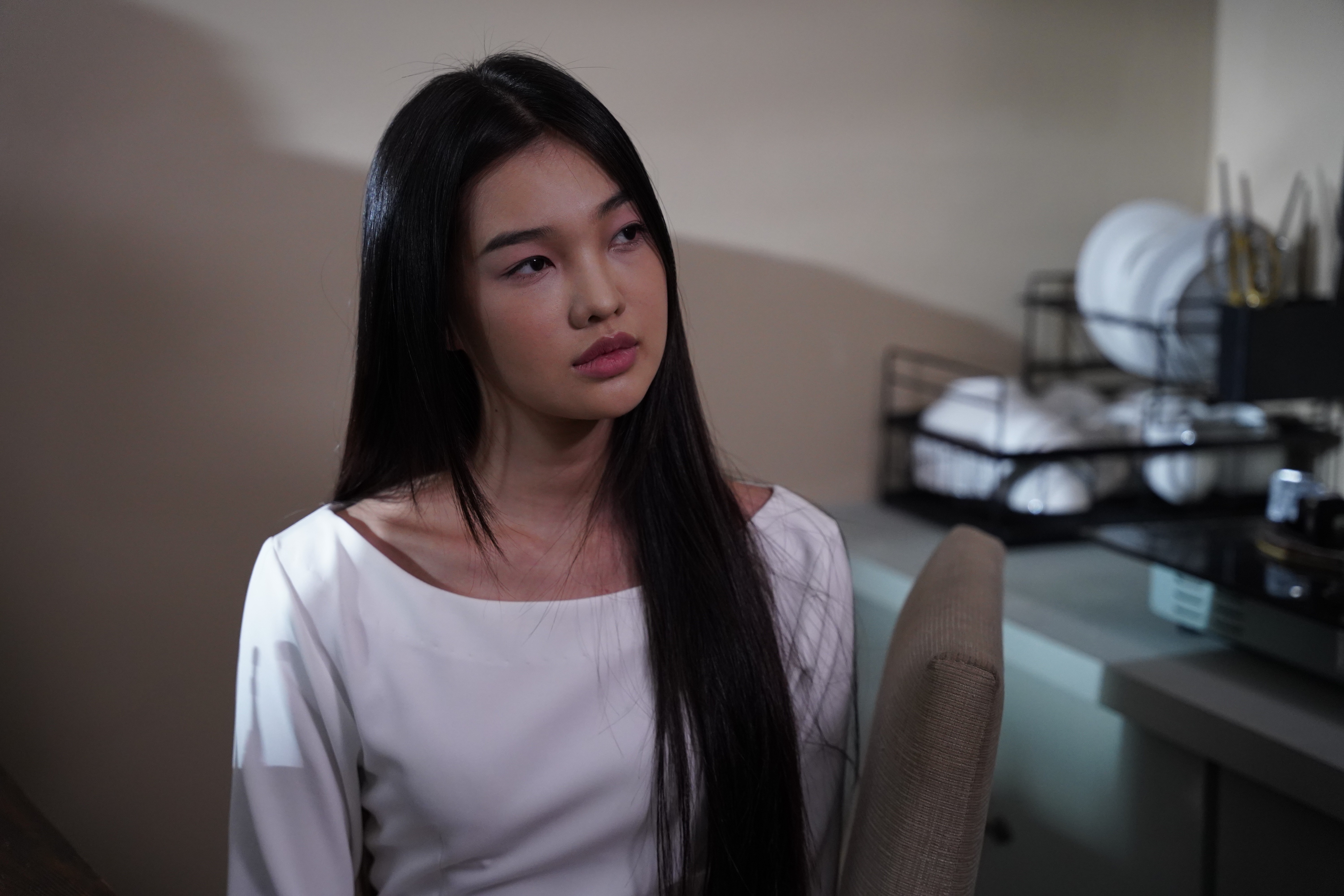 Bé Quyên: Thanh lịch ngoài đời, sắc sảo trên sàn diễn và ma mị trong điện ảnh 'Đồi hành xác: Tà thuyết đen trở lại'