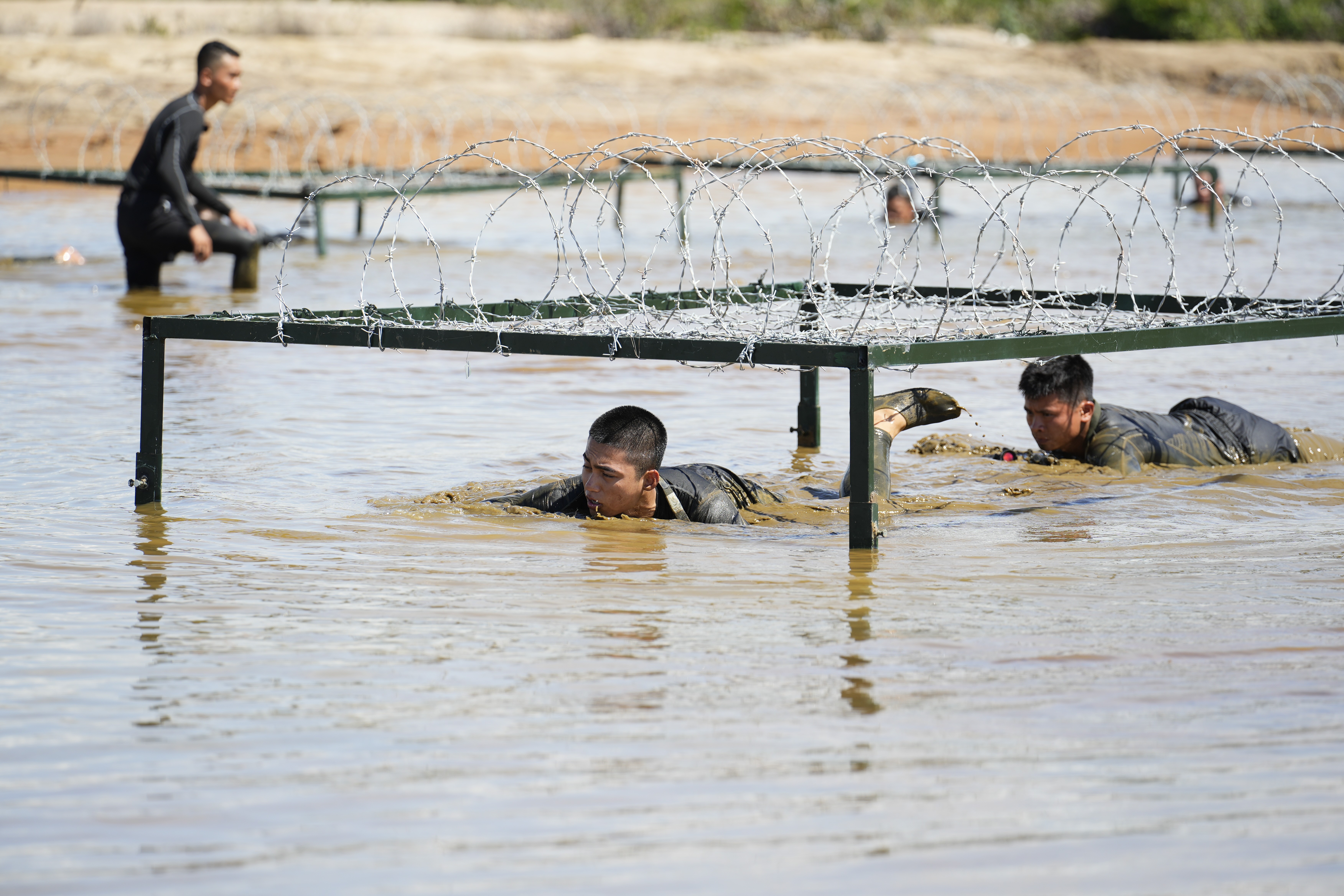 Mono gây bất ngờ ở 'Chiến sĩ quả cảm': Lăn xả bùn lầy giữ vững phong độ trong tập 9