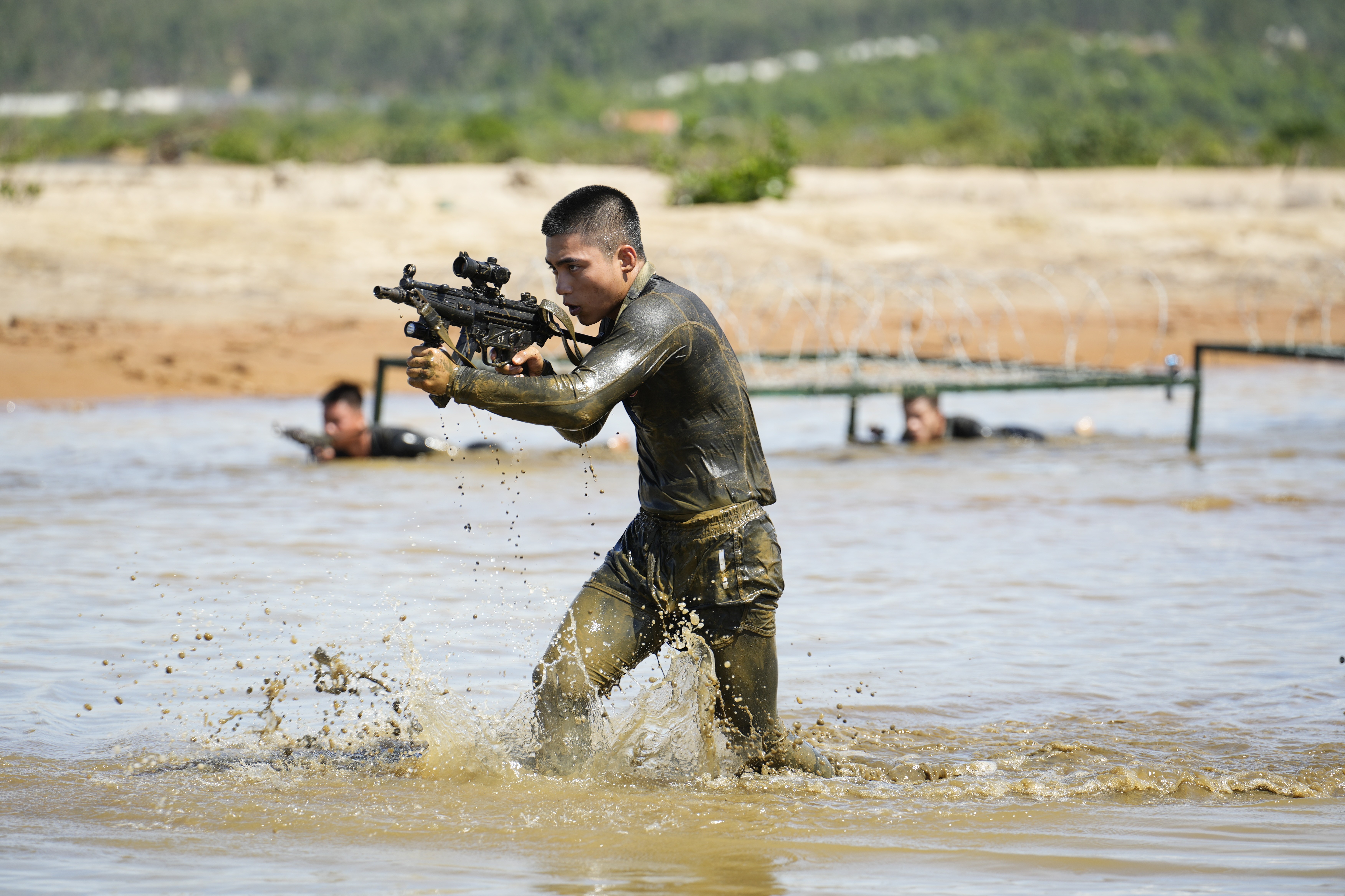 Mono gây bất ngờ ở 'Chiến sĩ quả cảm': Lăn xả bùn lầy giữ vững phong độ trong tập 9