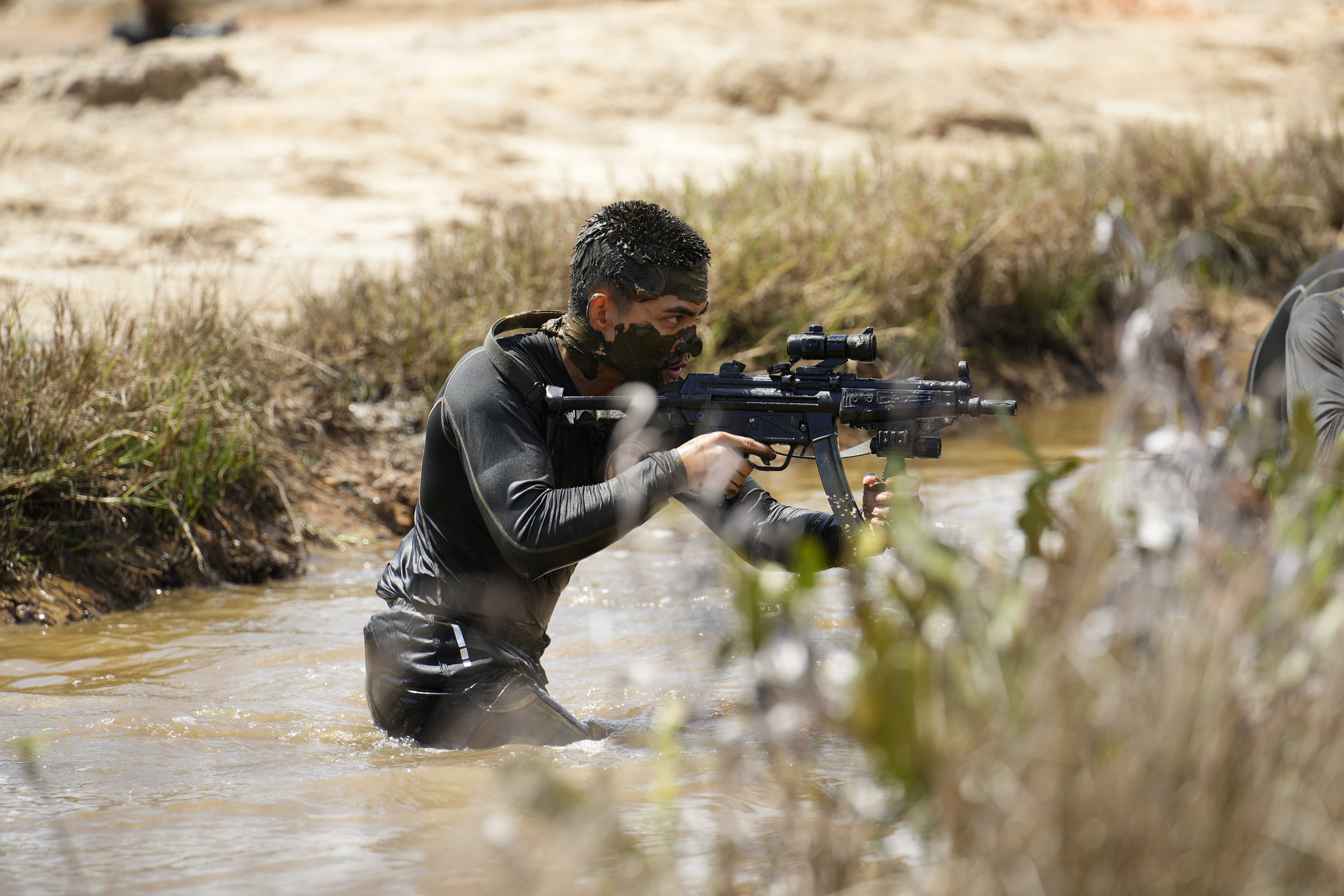 Mono gây bất ngờ ở 'Chiến sĩ quả cảm': Lăn xả bùn lầy giữ vững phong độ trong tập 9