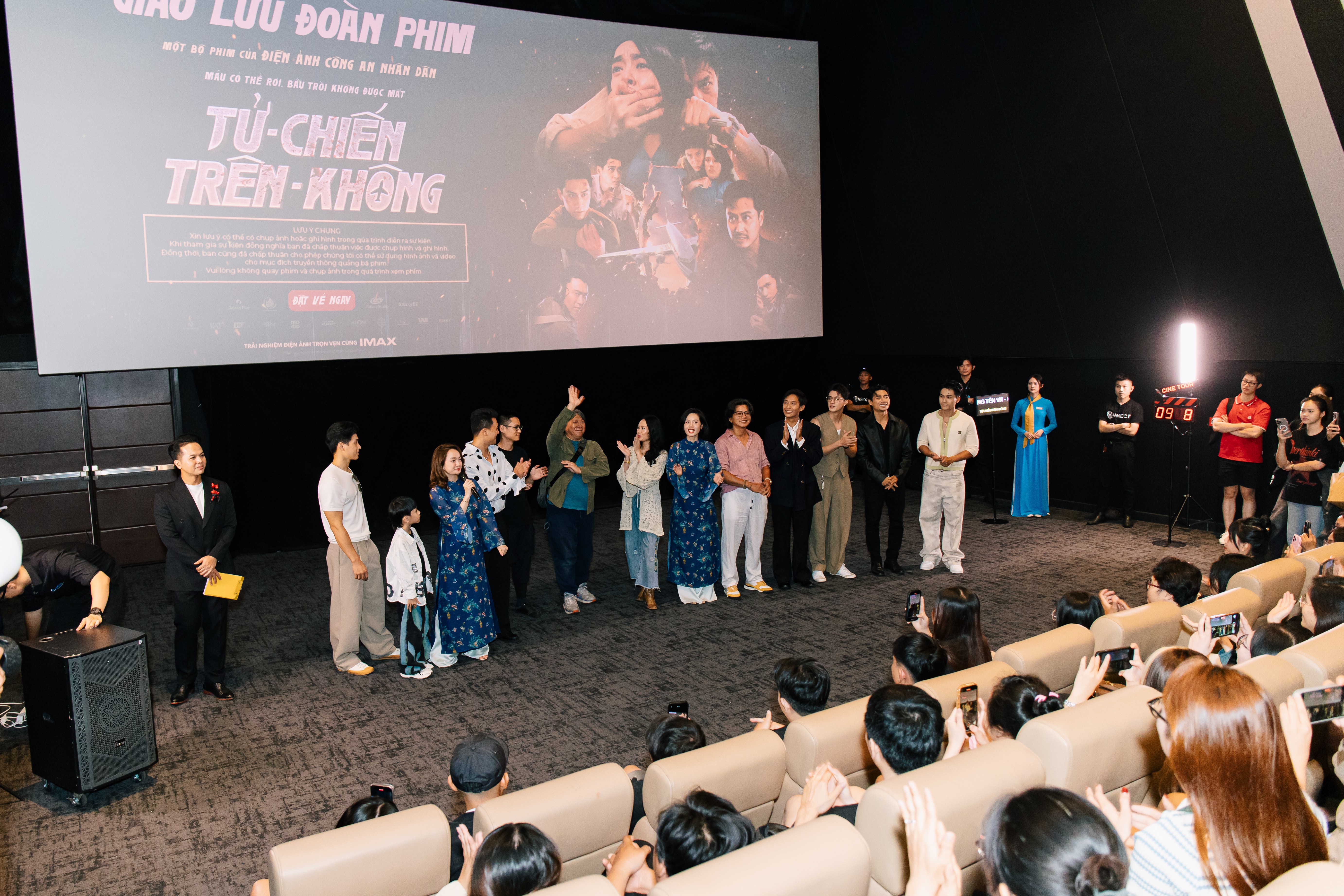 'Tử chiến trên không' khuấy động các rạp toàn quốc với chuỗi cinetour: Dàn sao trực tiếp gặp gỡ, giao lưu cùng khán giả