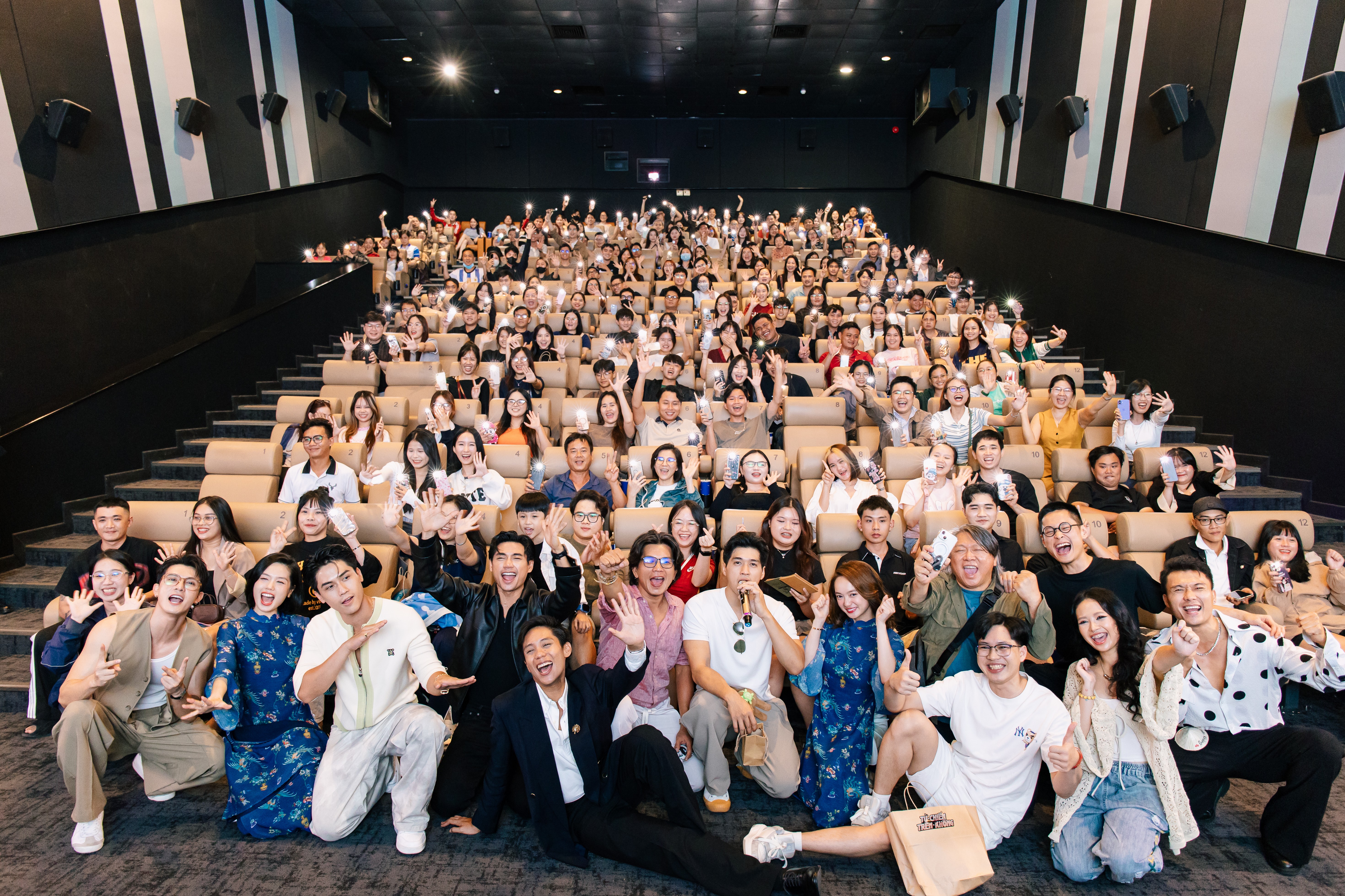 'Tử chiến trên không' khuấy động các rạp toàn quốc với chuỗi cinetour: Dàn sao trực tiếp gặp gỡ, giao lưu cùng khán giả