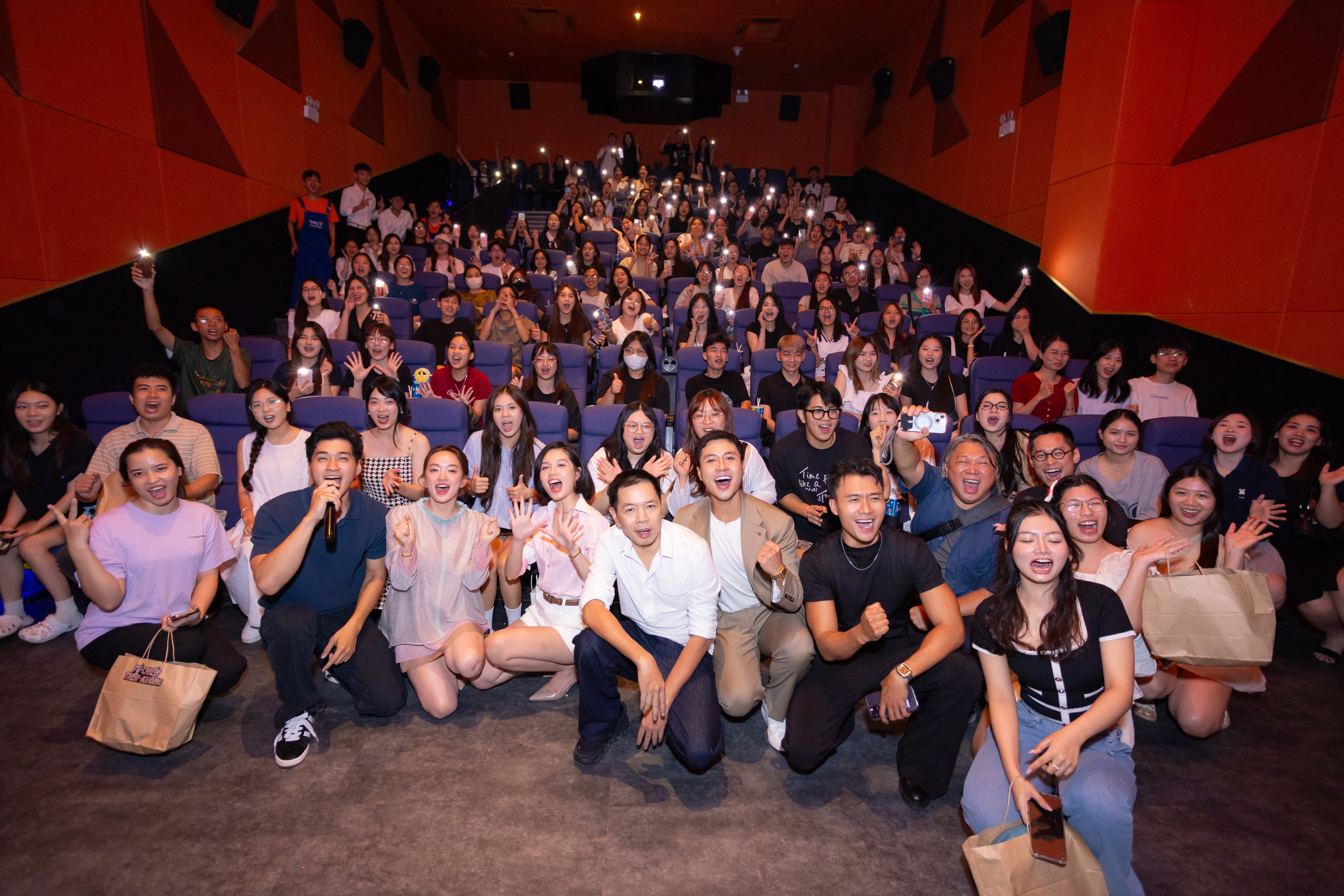 'Tử chiến trên không' khuấy động các rạp toàn quốc với chuỗi cinetour: Dàn sao trực tiếp gặp gỡ, giao lưu cùng khán giả