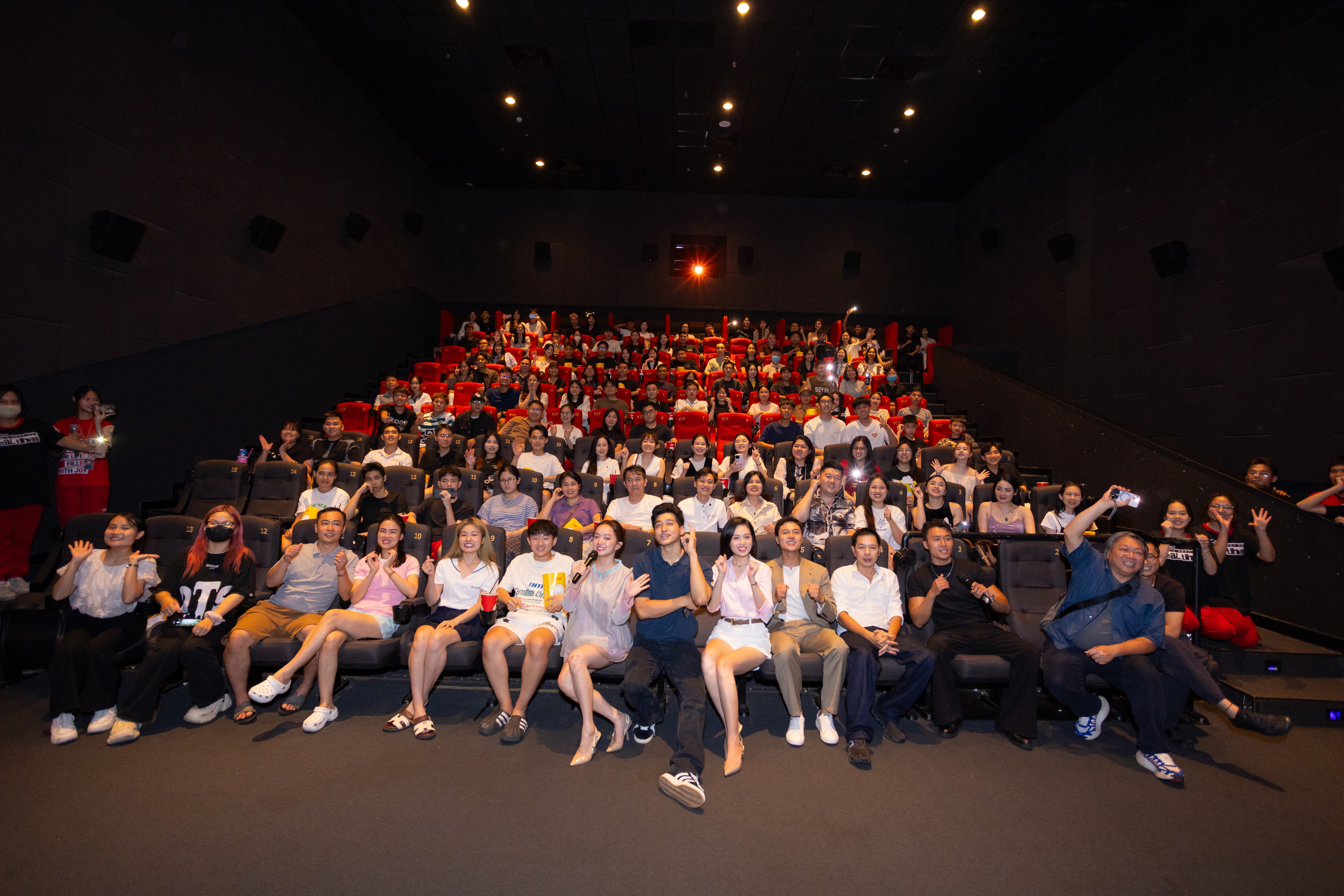 'Tử chiến trên không' khuấy động các rạp toàn quốc với chuỗi cinetour: Dàn sao trực tiếp gặp gỡ, giao lưu cùng khán giả