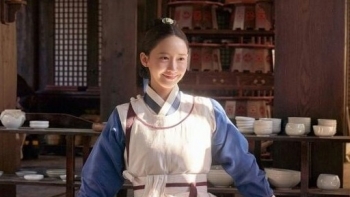 'Bon Appétit, Your Majesty' của YoonA đạt rating kỷ lục giữa cáo buộc bóp méo lịch sử