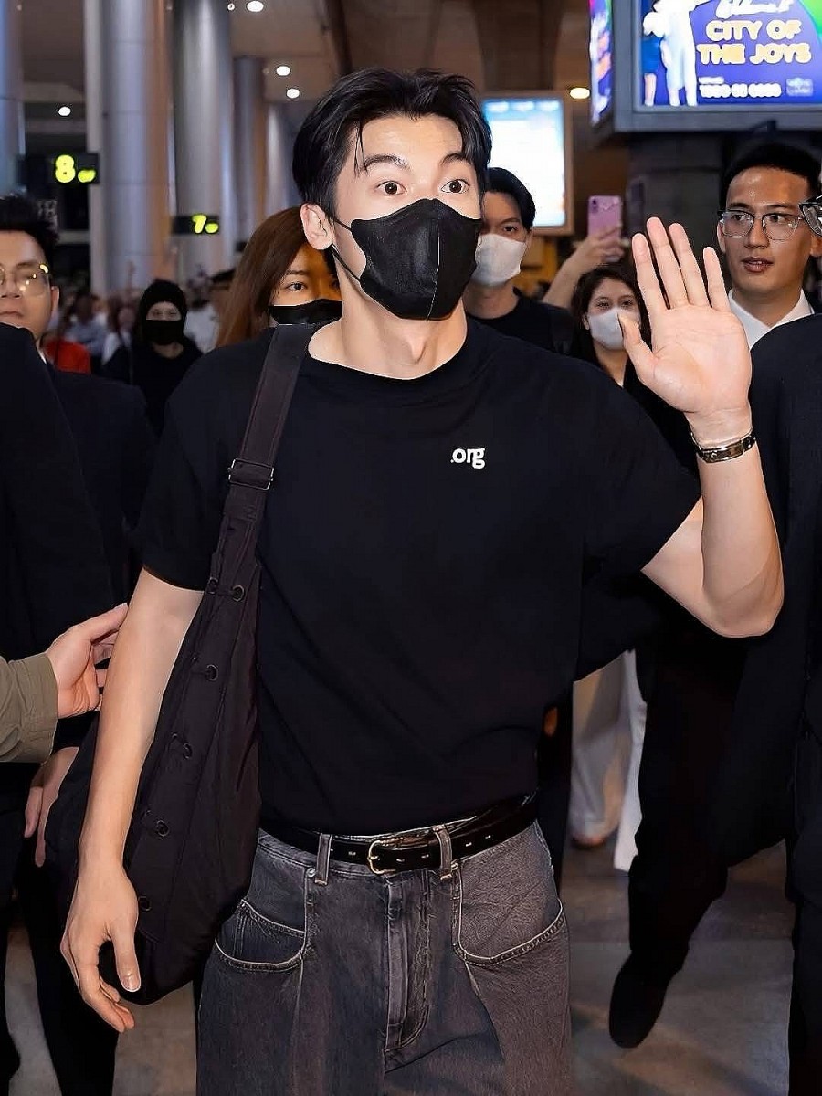 Cận cảnh visual điển trai của Hứa Quang Hán tại Việt Nam