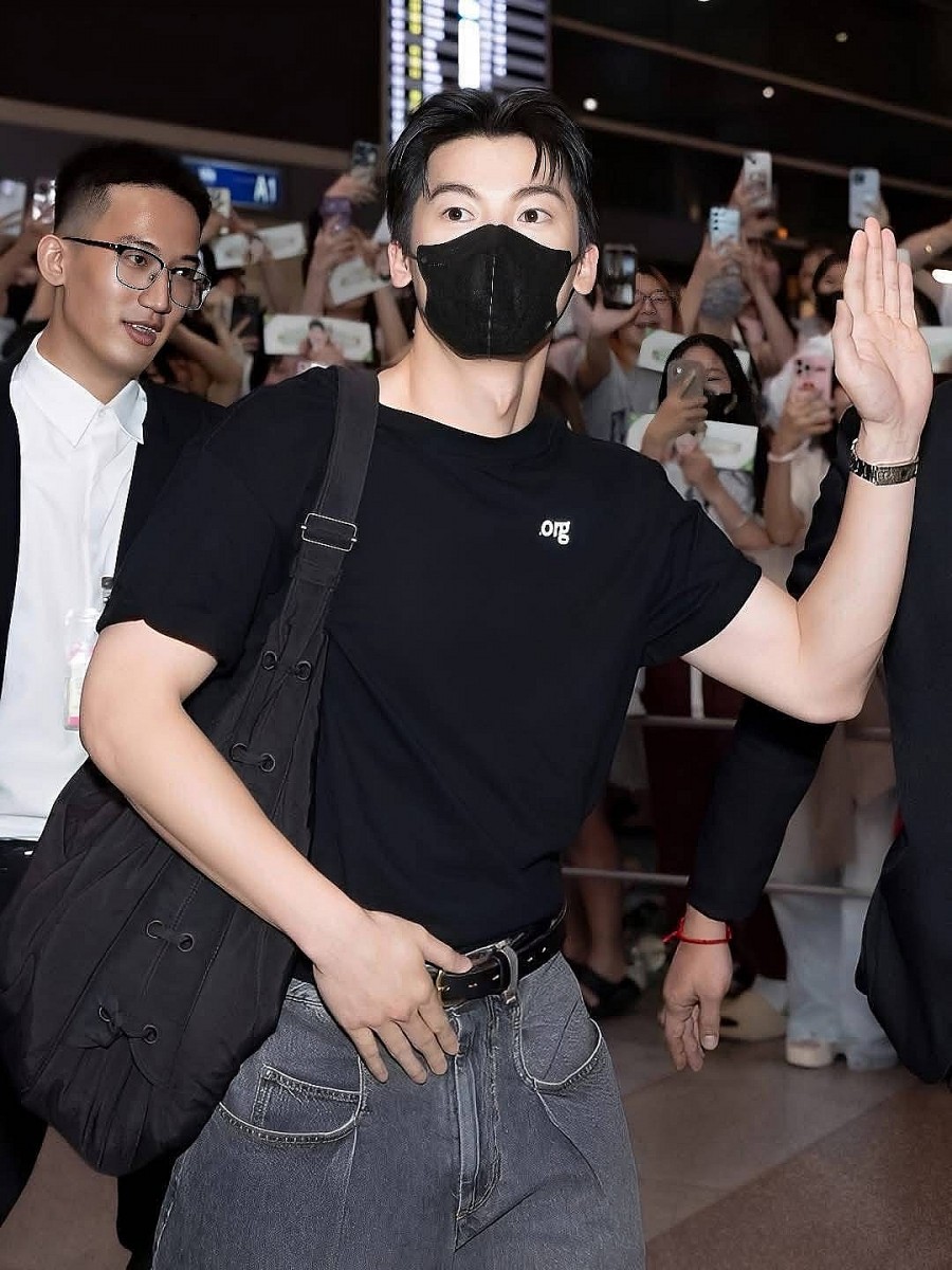 Cận cảnh visual điển trai của Hứa Quang Hán tại Việt Nam