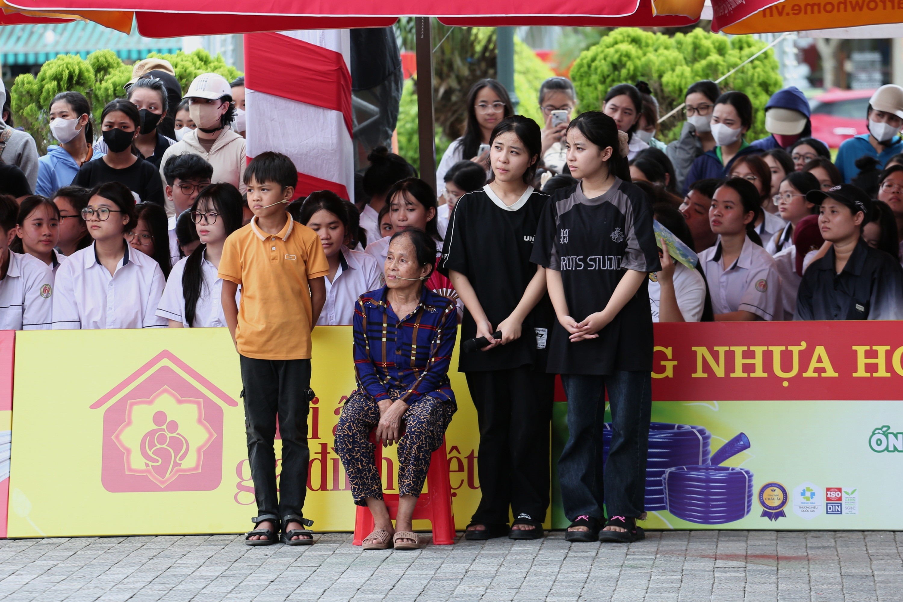 'Mái ấm gia đình Việt': Đại Nghĩa, Quang Hà và Đồng Ánh Quỳnh nặng lòng trước cảnh người phụ nữ khuyết tật gồng gánh nuôi 2 con sau khi chồng mất