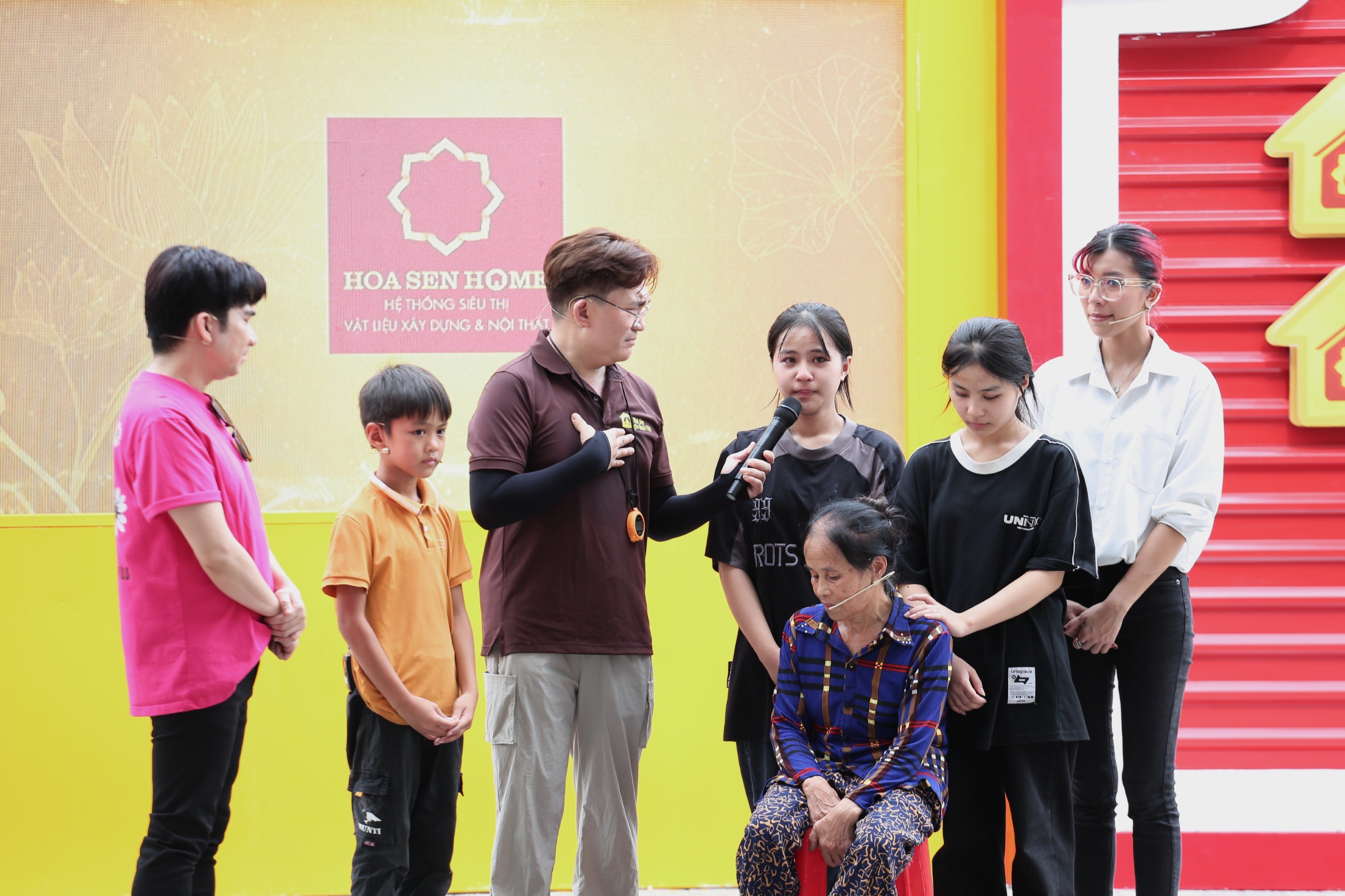 'Mái ấm gia đình Việt': Đại Nghĩa, Quang Hà và Đồng Ánh Quỳnh nặng lòng trước cảnh người phụ nữ khuyết tật gồng gánh nuôi 2 con sau khi chồng mất