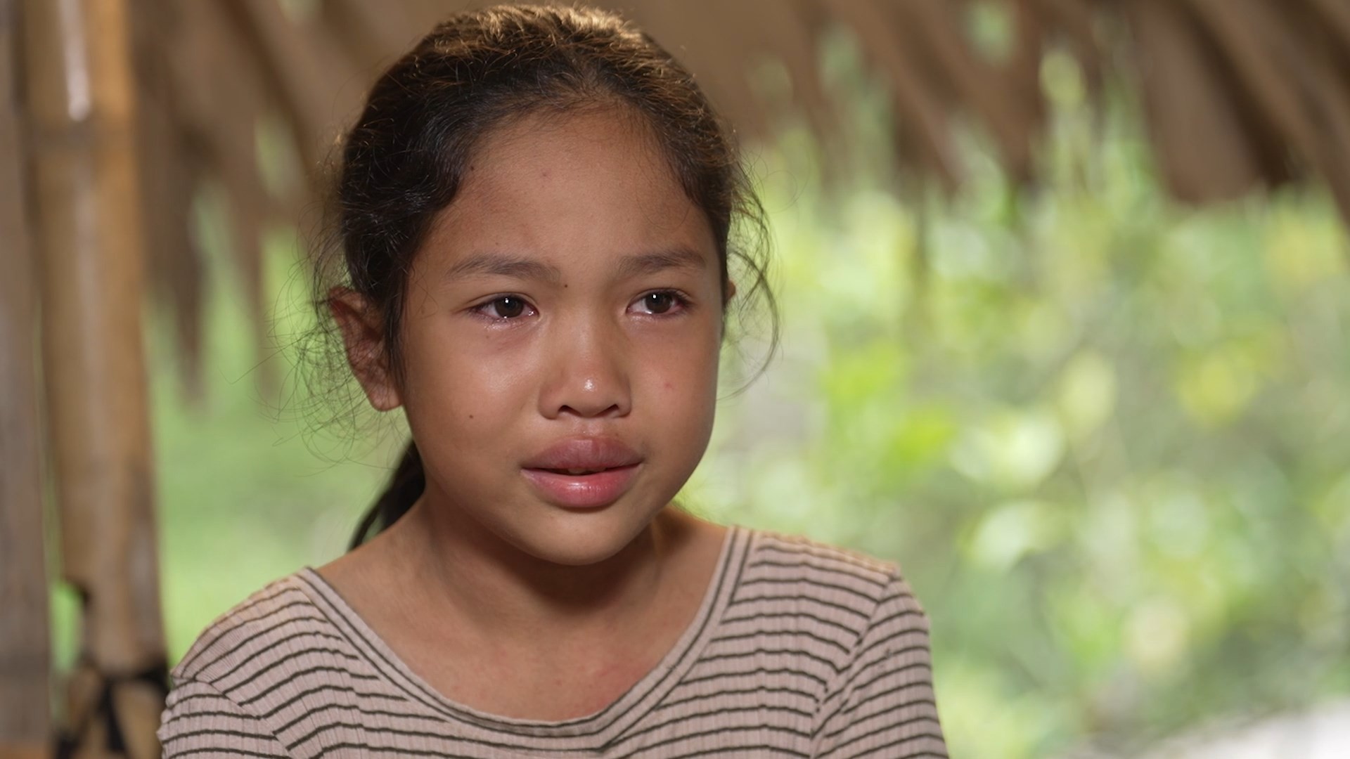 'Mái ấm gia đình Việt': Đại Nghĩa, Quang Hà và Đồng Ánh Quỳnh nặng lòng trước cảnh người phụ nữ khuyết tật gồng gánh nuôi 2 con sau khi chồng mất