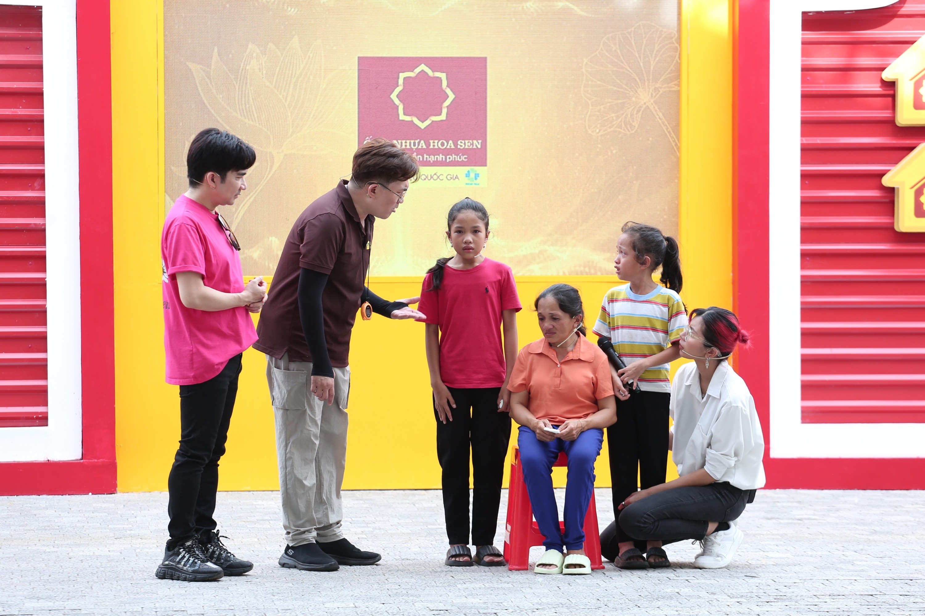 'Mái ấm gia đình Việt': Đại Nghĩa, Quang Hà và Đồng Ánh Quỳnh nặng lòng trước cảnh người phụ nữ khuyết tật gồng gánh nuôi 2 con sau khi chồng mất