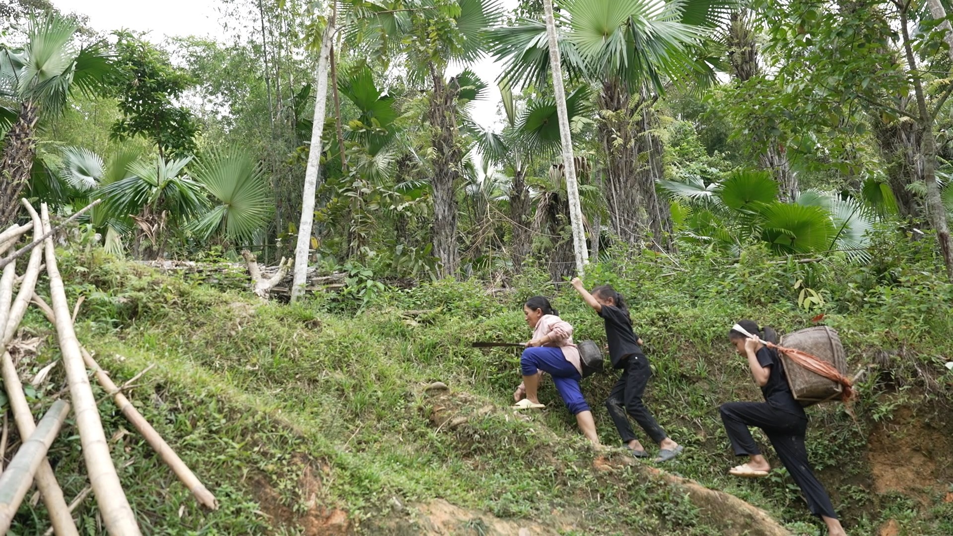 'Mái ấm gia đình Việt': Đại Nghĩa, Quang Hà và Đồng Ánh Quỳnh nặng lòng trước cảnh người phụ nữ khuyết tật gồng gánh nuôi 2 con sau khi chồng mất