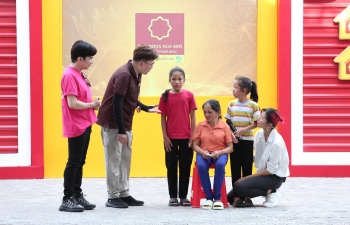 'Mái ấm gia đình Việt': Đại Nghĩa, Quang Hà và Đồng Ánh Quỳnh nặng lòng trước cảnh người phụ nữ khuyết tật gồng gánh nuôi 2 con sau khi chồng mất