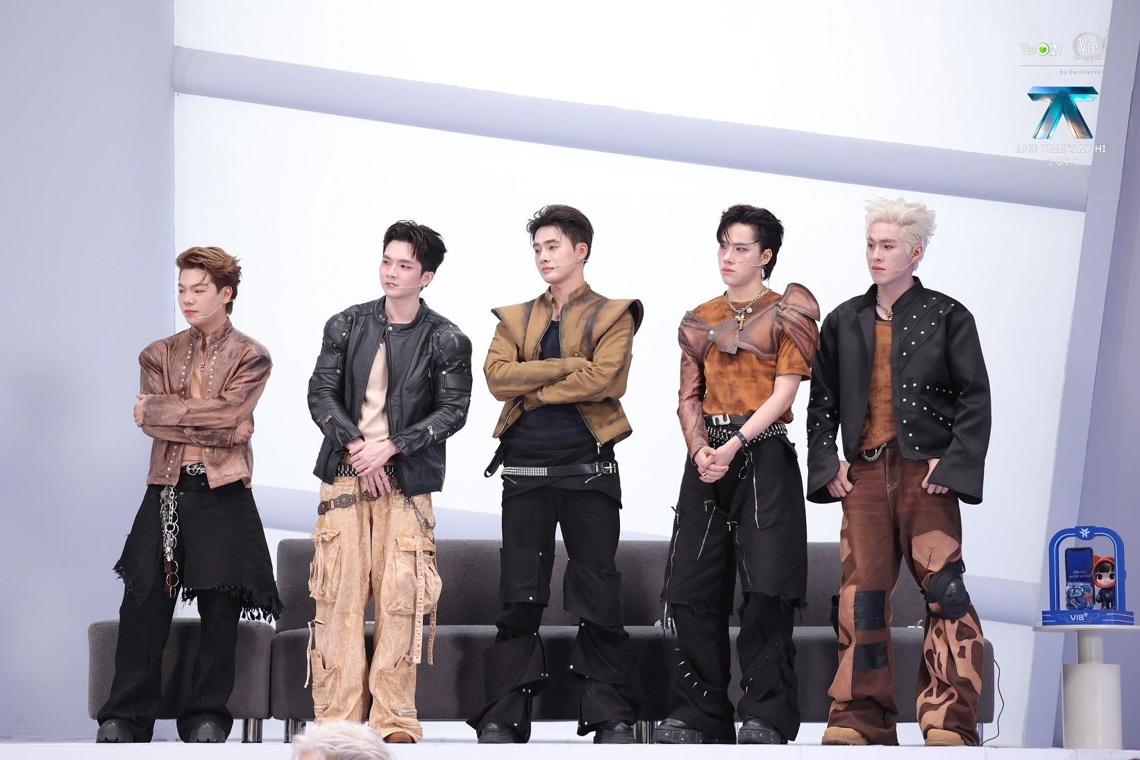 'Anh trai 'Say Hi' 2025' tập 2: MC Trấn Thành khơi màn 'đại hội vạch mặt', dàn Anh trai lộ loạt bí mật bất ngờ