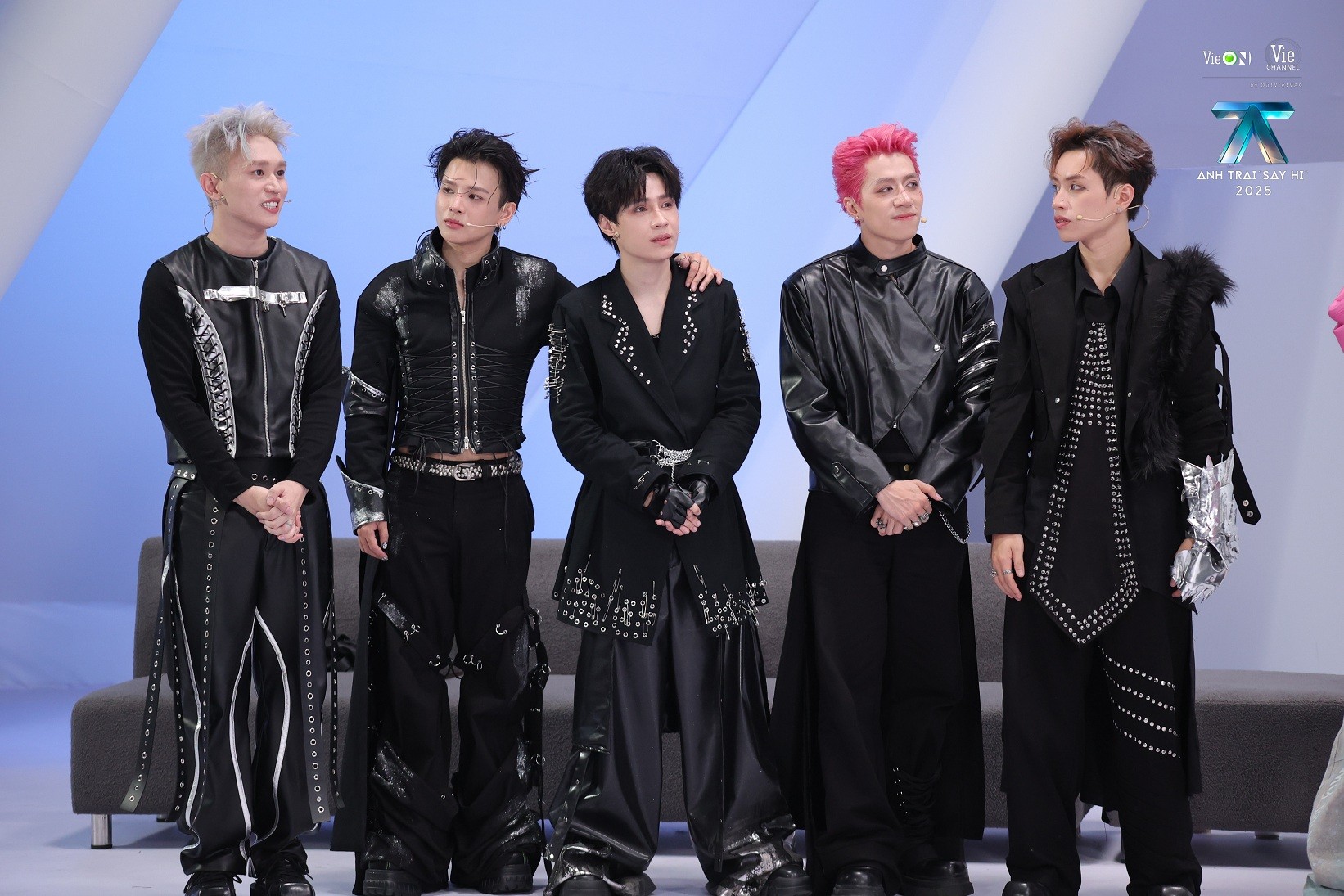 'Anh trai 'Say Hi' 2025' tập 2: MC Trấn Thành khơi màn 'đại hội vạch mặt', dàn Anh trai lộ loạt bí mật bất ngờ