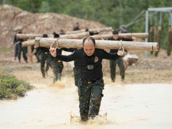 Tiến Luật hài hước nói về tình huống bị đánh vỏ chai vào đầu trong 'Chiến sĩ quả cảm'