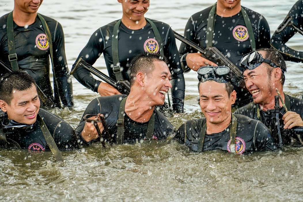 Tiến Luật hài hước nói về tình huống bị đánh vỏ chai vào đầu trong 'Chiến sĩ quả cảm'