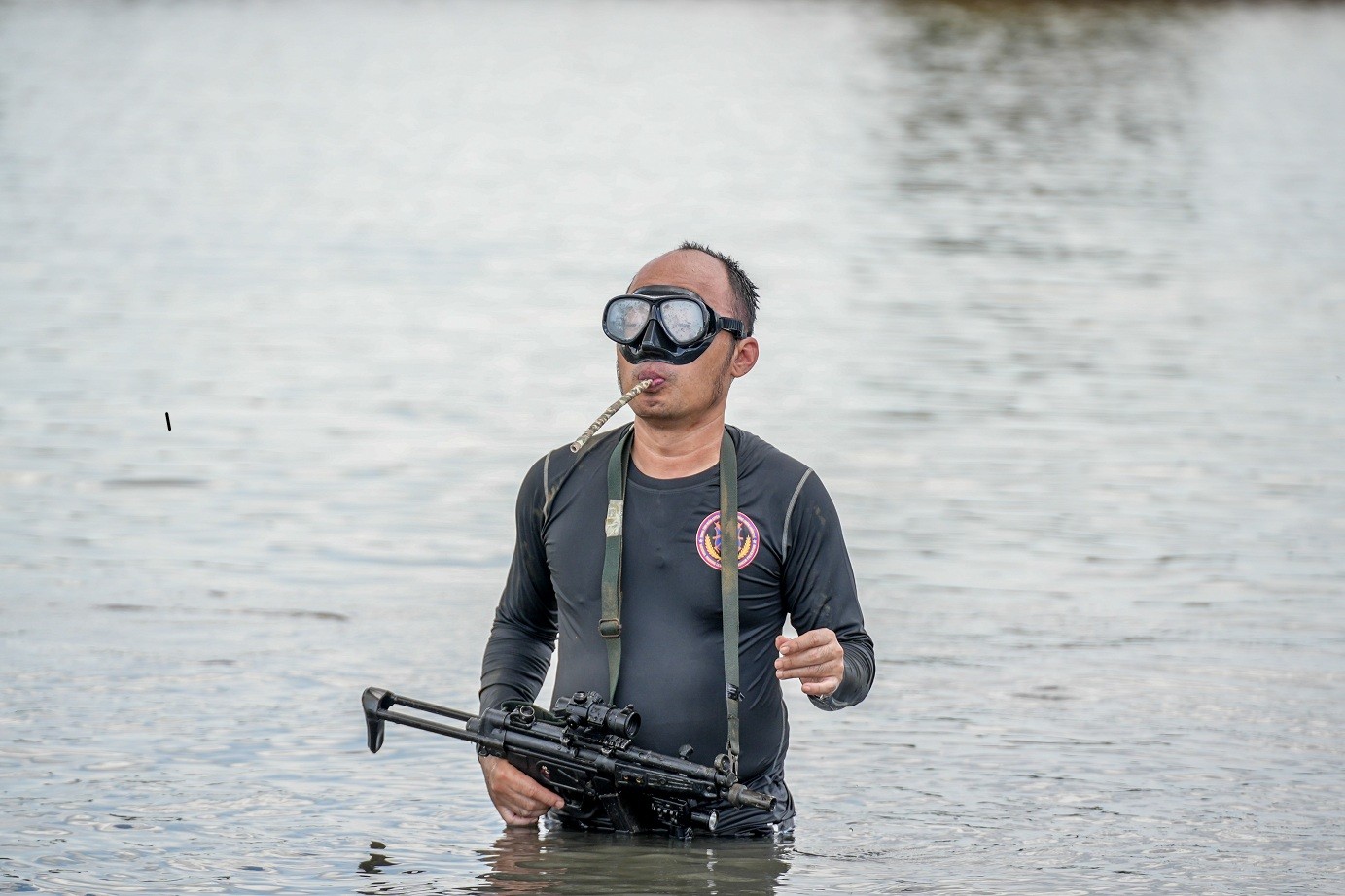 Tiến Luật hài hước nói về tình huống bị đánh vỏ chai vào đầu trong 'Chiến sĩ quả cảm'