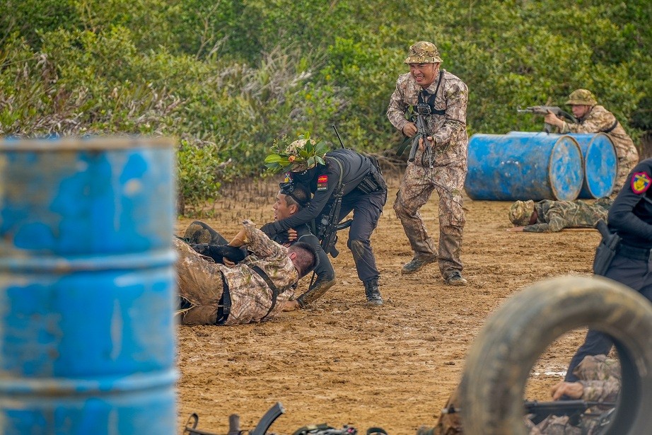 Tiến Luật hài hước nói về tình huống bị đánh vỏ chai vào đầu trong 'Chiến sĩ quả cảm'
