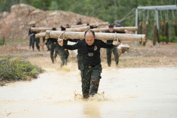 Tiến Luật hài hước nói về tình huống bị đánh vỏ chai vào đầu trong 'Chiến sĩ quả cảm'