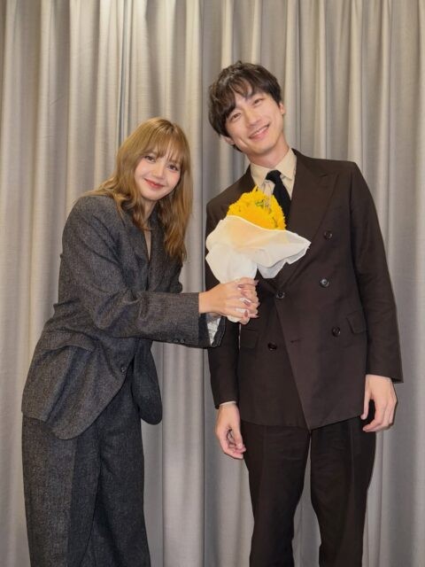 Lisa (BlackPink) chụp ảnh cùng sao nam tranh cãi, Fan: 'Chạy ngay đi'