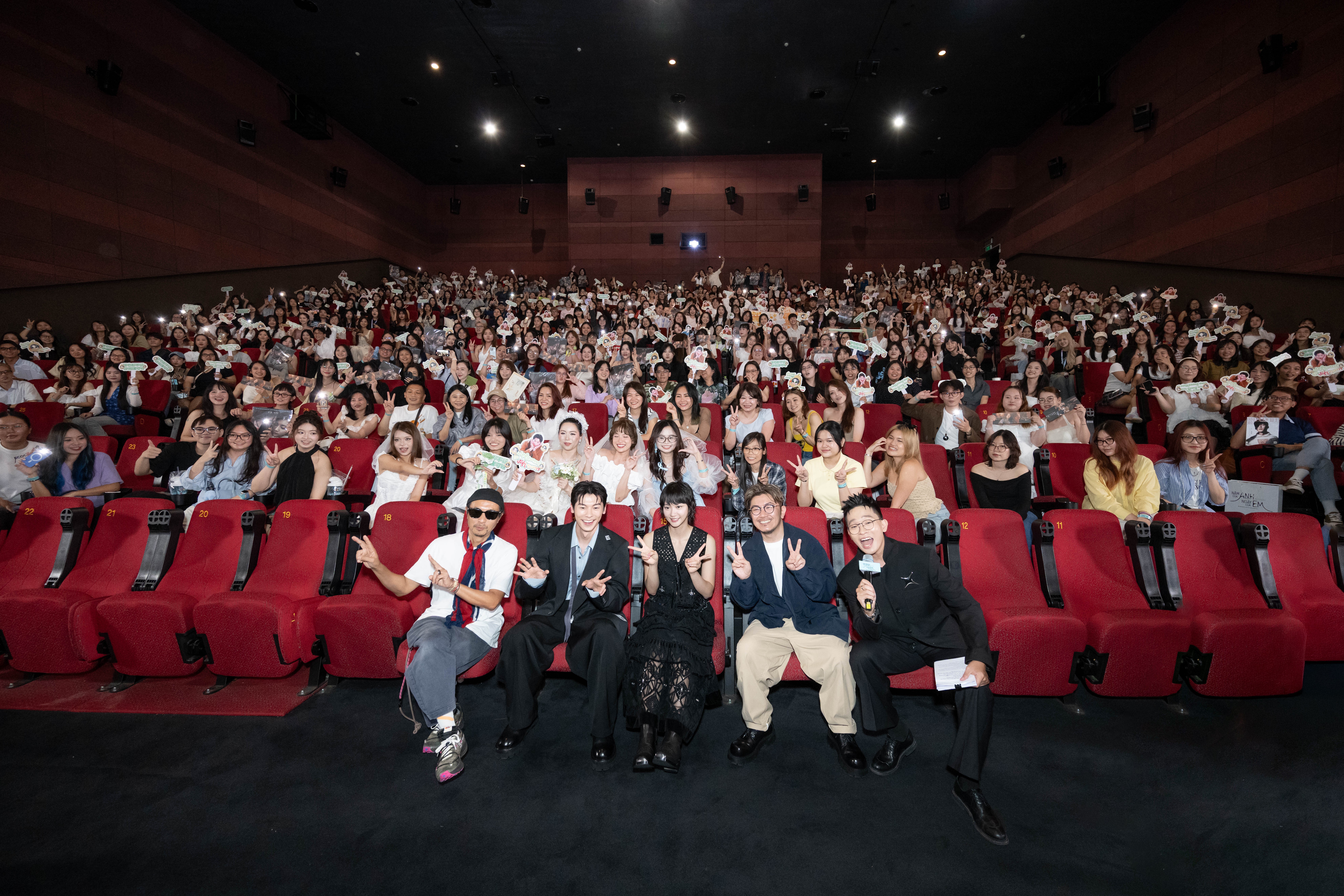 Hứa Quang Hán gây sốt khán giả Việt, người hâm mộ cháy hết mình cùng dàn sao