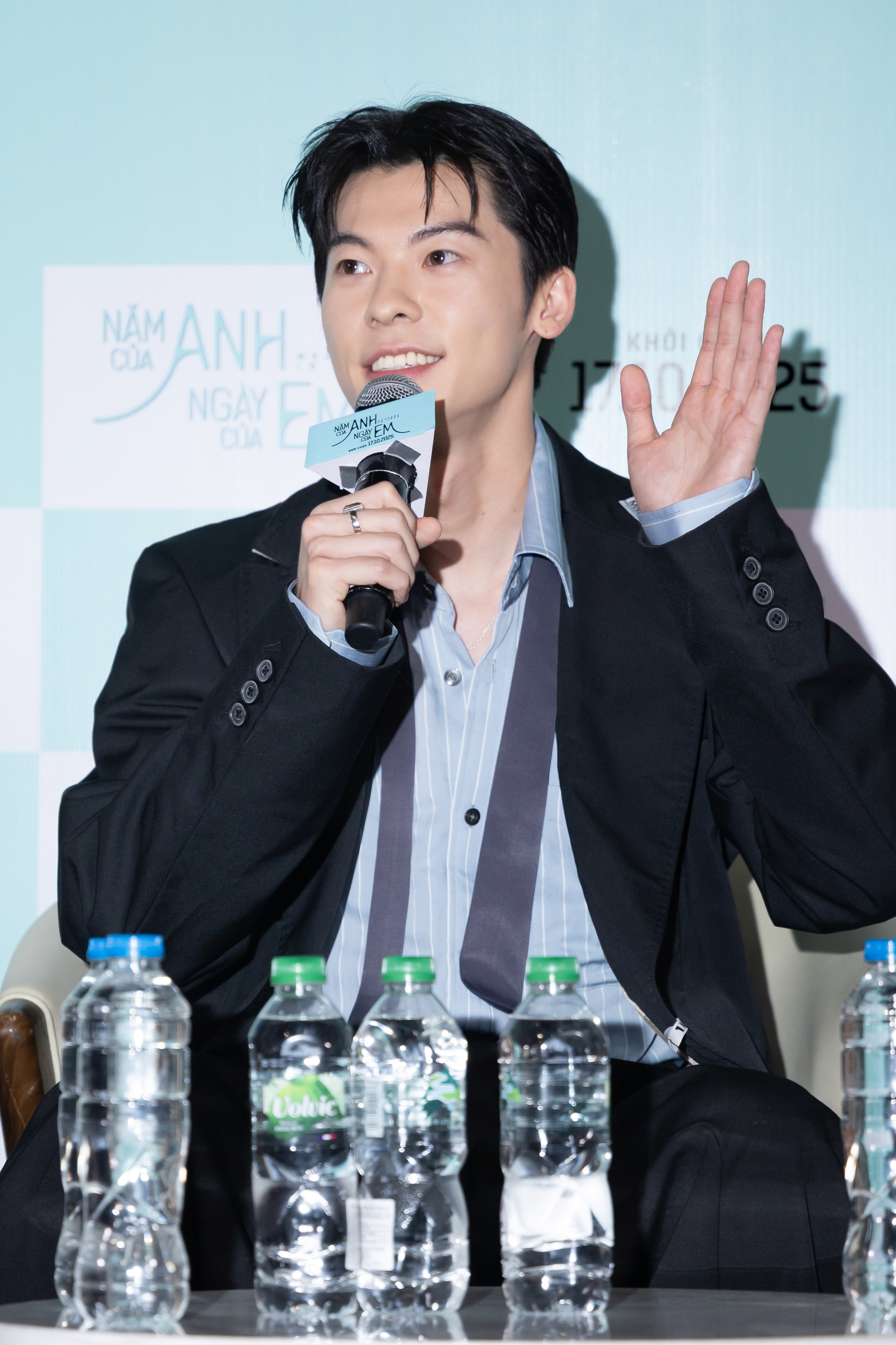 Hứa Quang Hán gây sốt khán giả Việt, người hâm mộ cháy hết mình cùng dàn sao