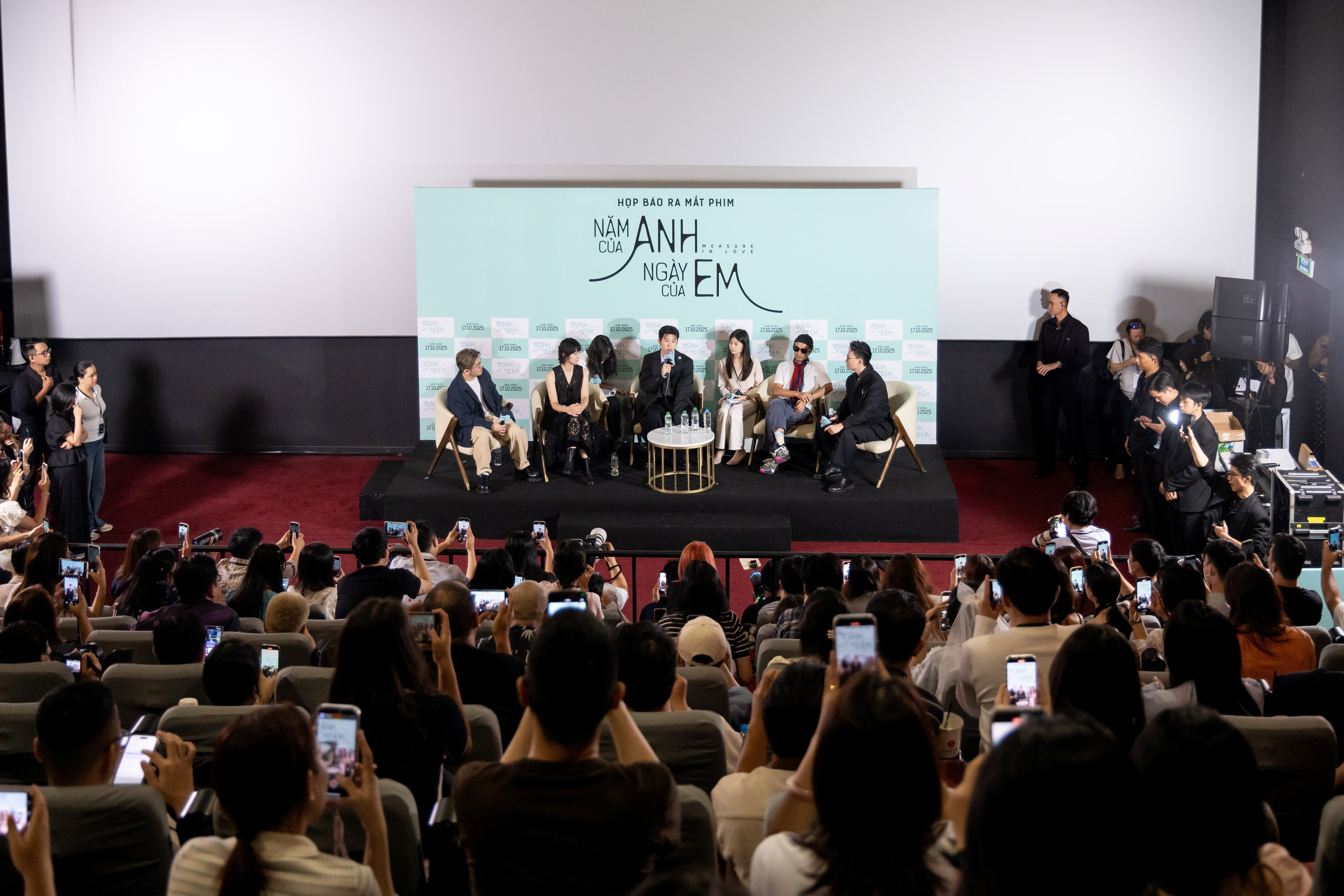 Hứa Quang Hán gây sốt khán giả Việt, người hâm mộ cháy hết mình cùng dàn sao