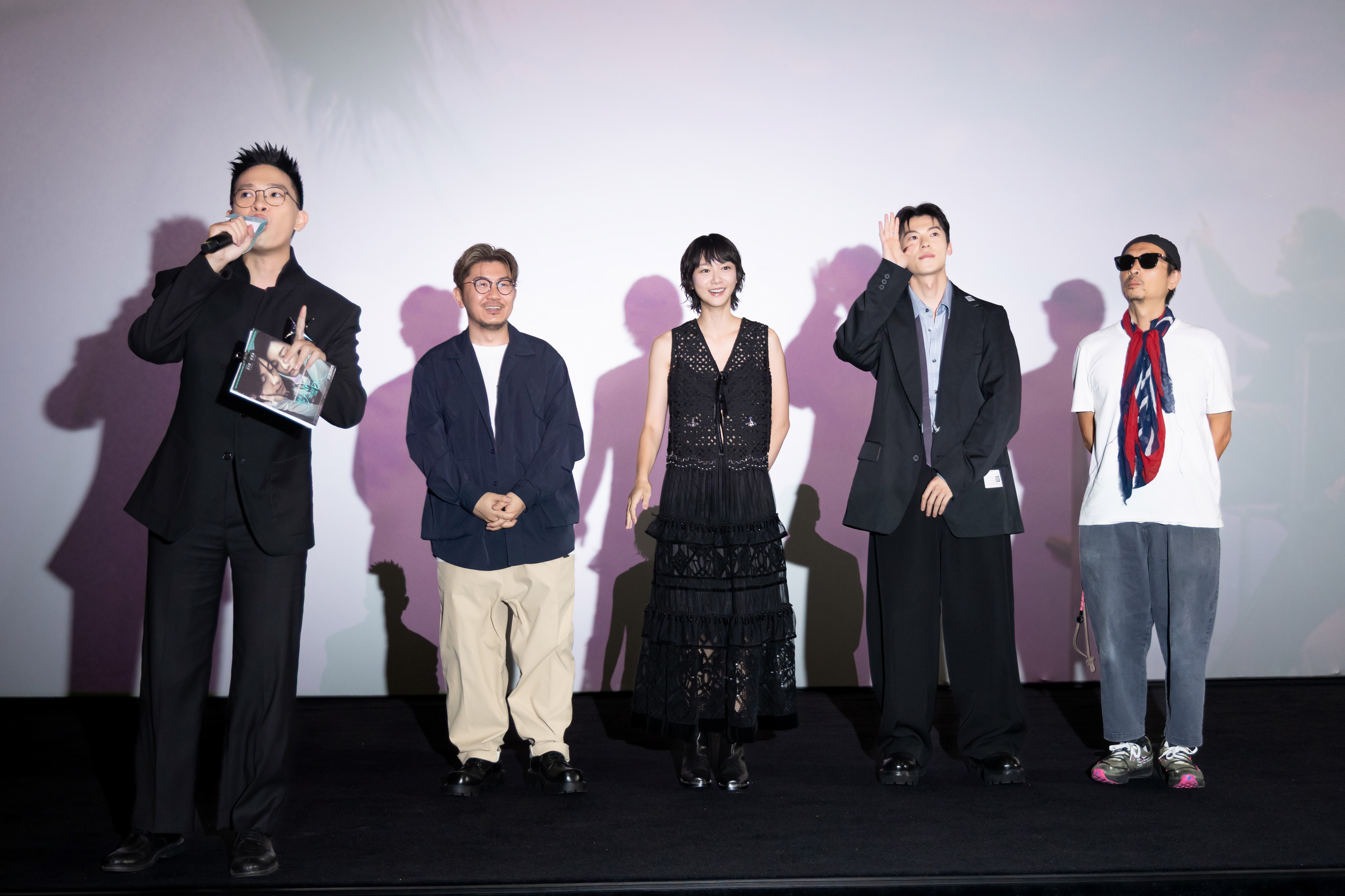 Hứa Quang Hán gây sốt khán giả Việt, người hâm mộ cháy hết mình cùng dàn sao