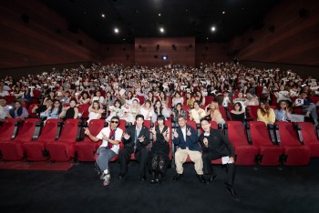 Hứa Quang Hán gây sốt khán giả Việt, người hâm mộ cháy hết mình cùng dàn sao