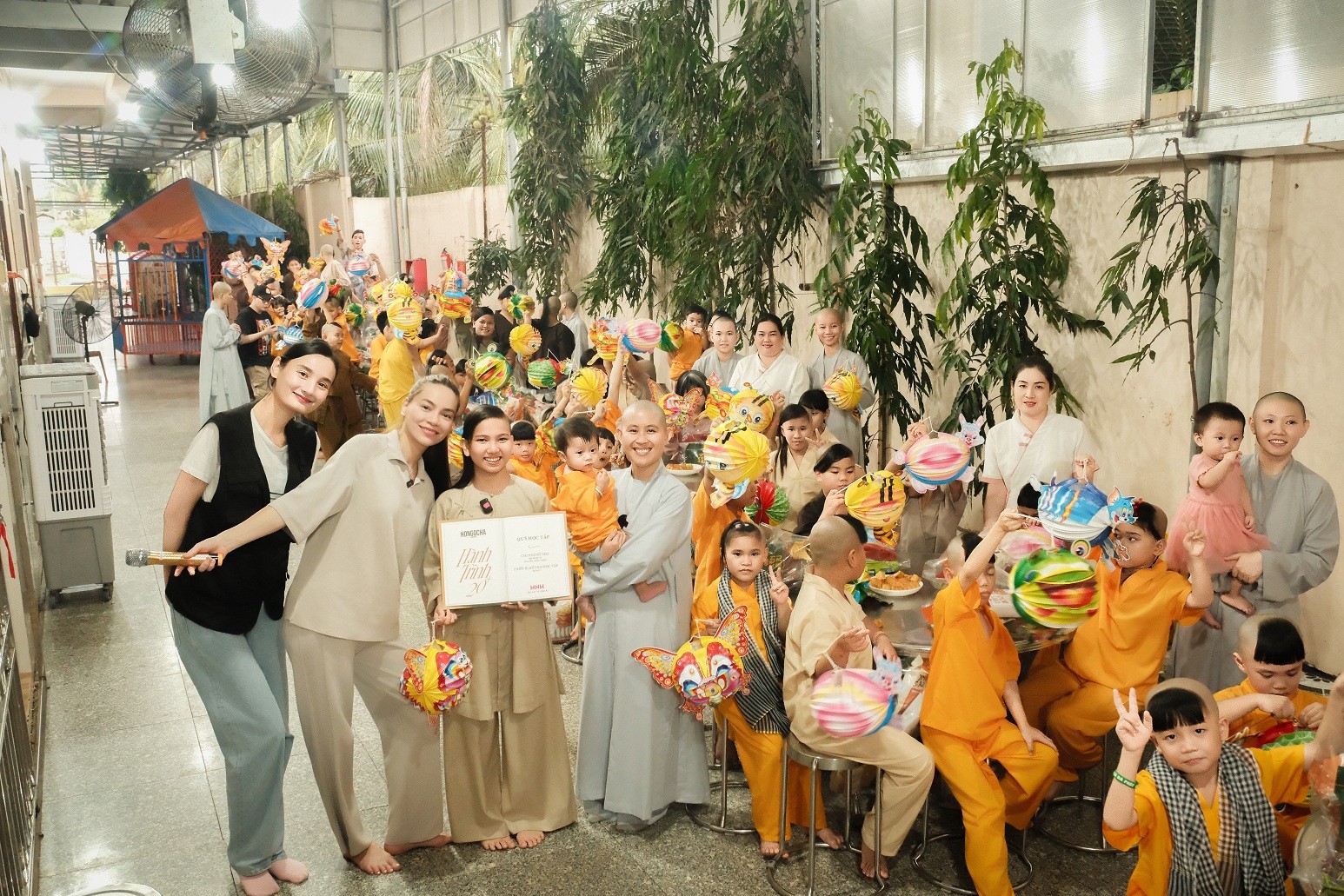 'Hành Trình 20+': Hồ Ngọc Hà lần đầu bán tàu hũ, cùng mẹ và Lê Thúy đón Trung thu đầy cảm xúc cùng trẻ mồ côi