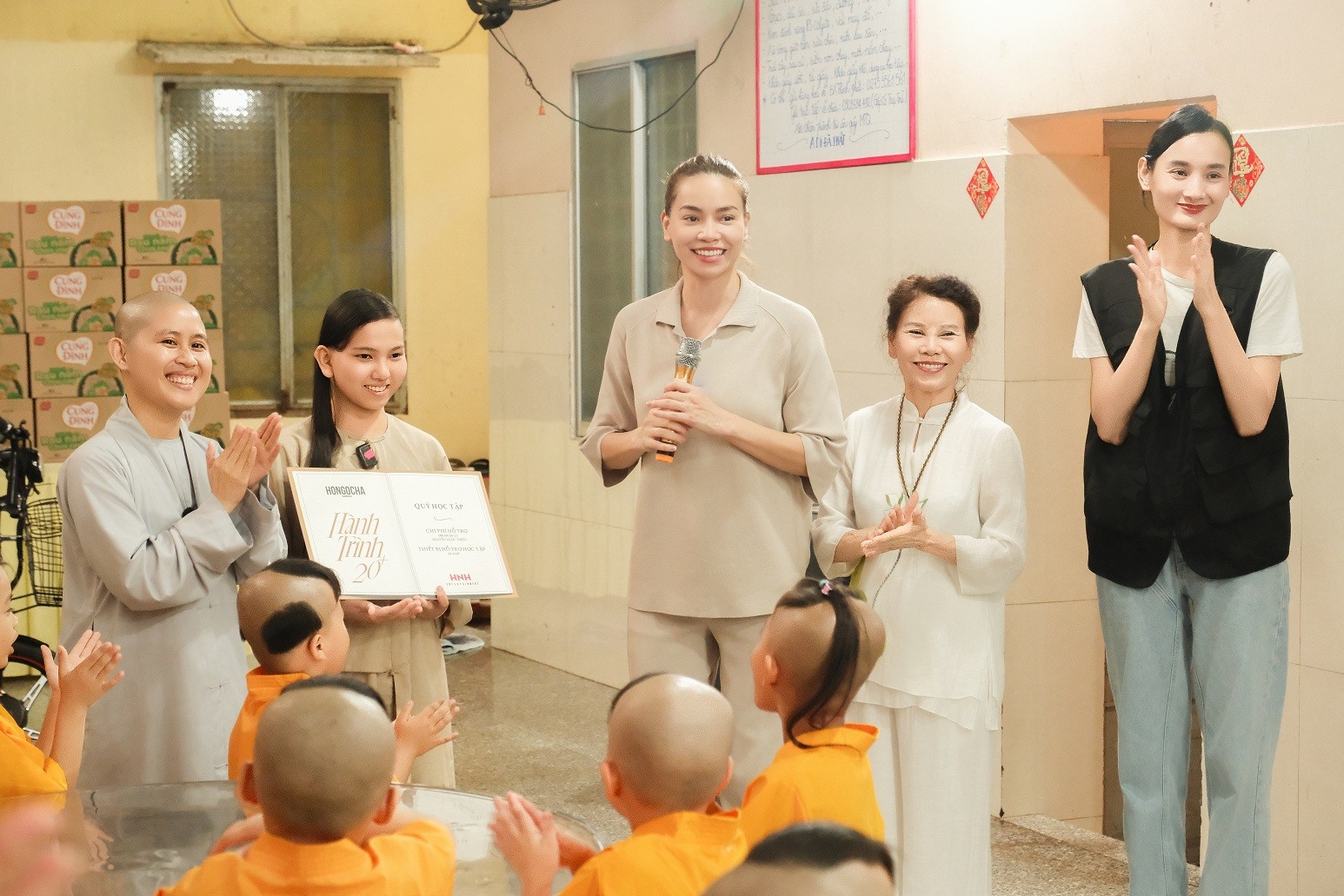 'Hành Trình 20+': Hồ Ngọc Hà lần đầu bán tàu hũ, cùng mẹ và Lê Thúy đón Trung thu đầy cảm xúc cùng trẻ mồ côi