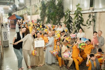 'Hành Trình 20+': Hồ Ngọc Hà lần đầu bán tàu hũ, cùng mẹ và Lê Thúy đón Trung thu đầy cảm xúc cùng trẻ mồ côi