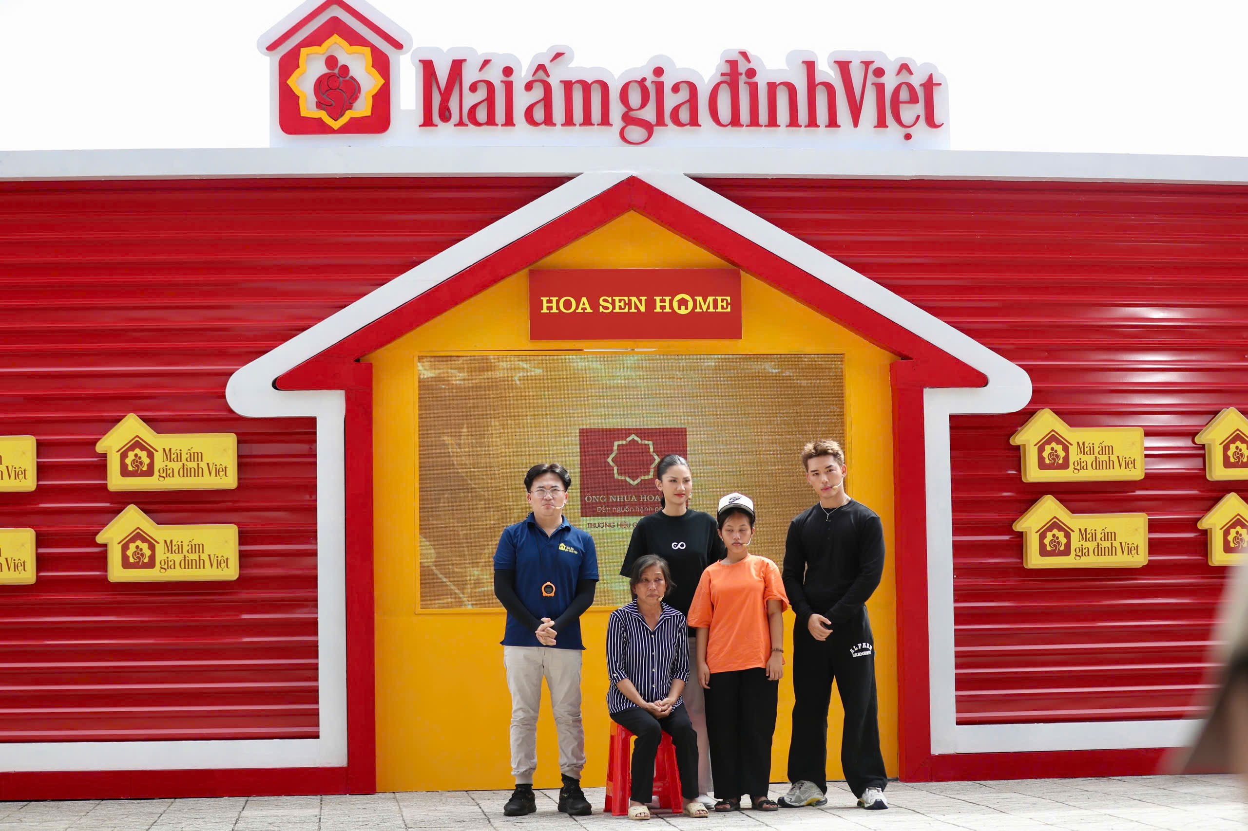 Quách Tuấn Du trở lại quê hương, kể về tuổi thơ đi bán bánh trong chương trình 'Mái ấm gia đình Việt'