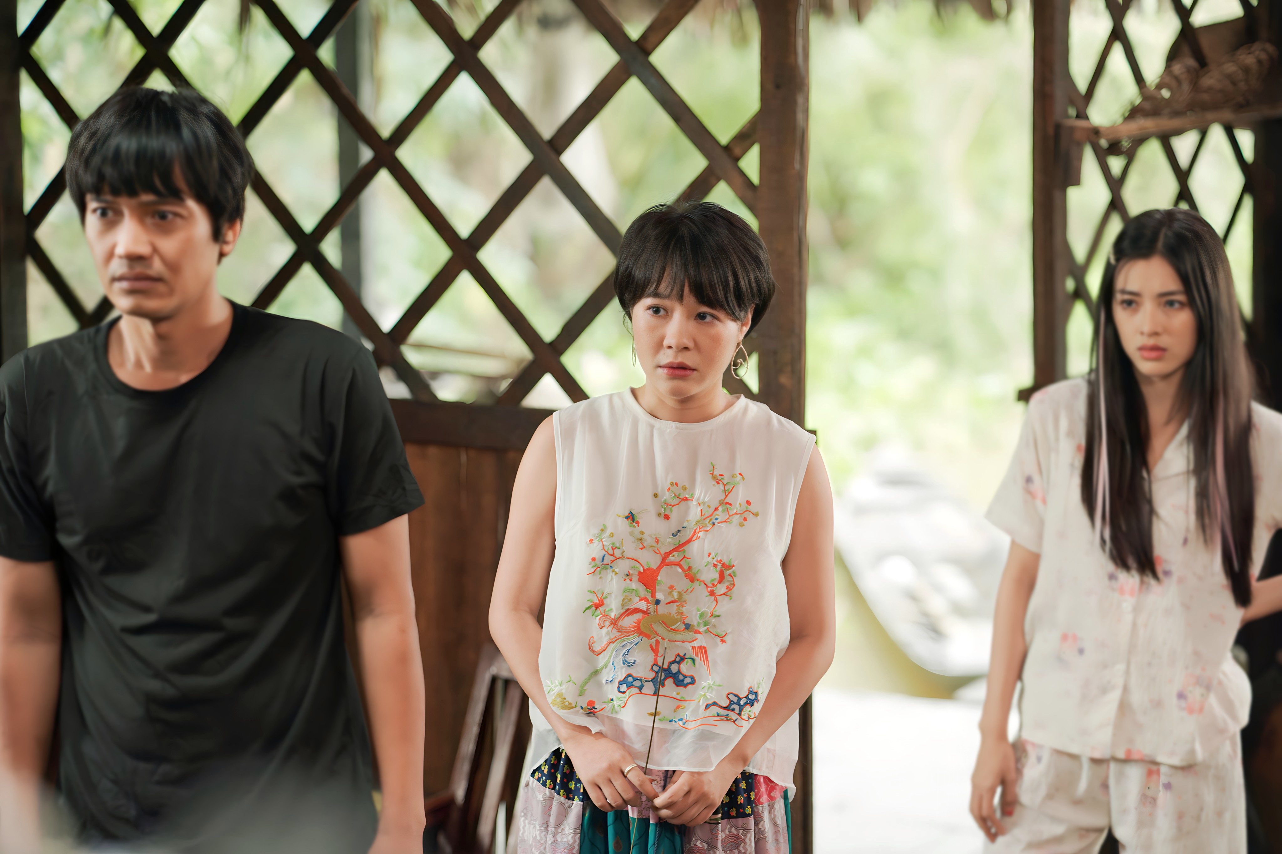 Poster 'Nhà ma xó' hé lộ sự nguy hiểm từ chiếc khạp sành bí ẩn