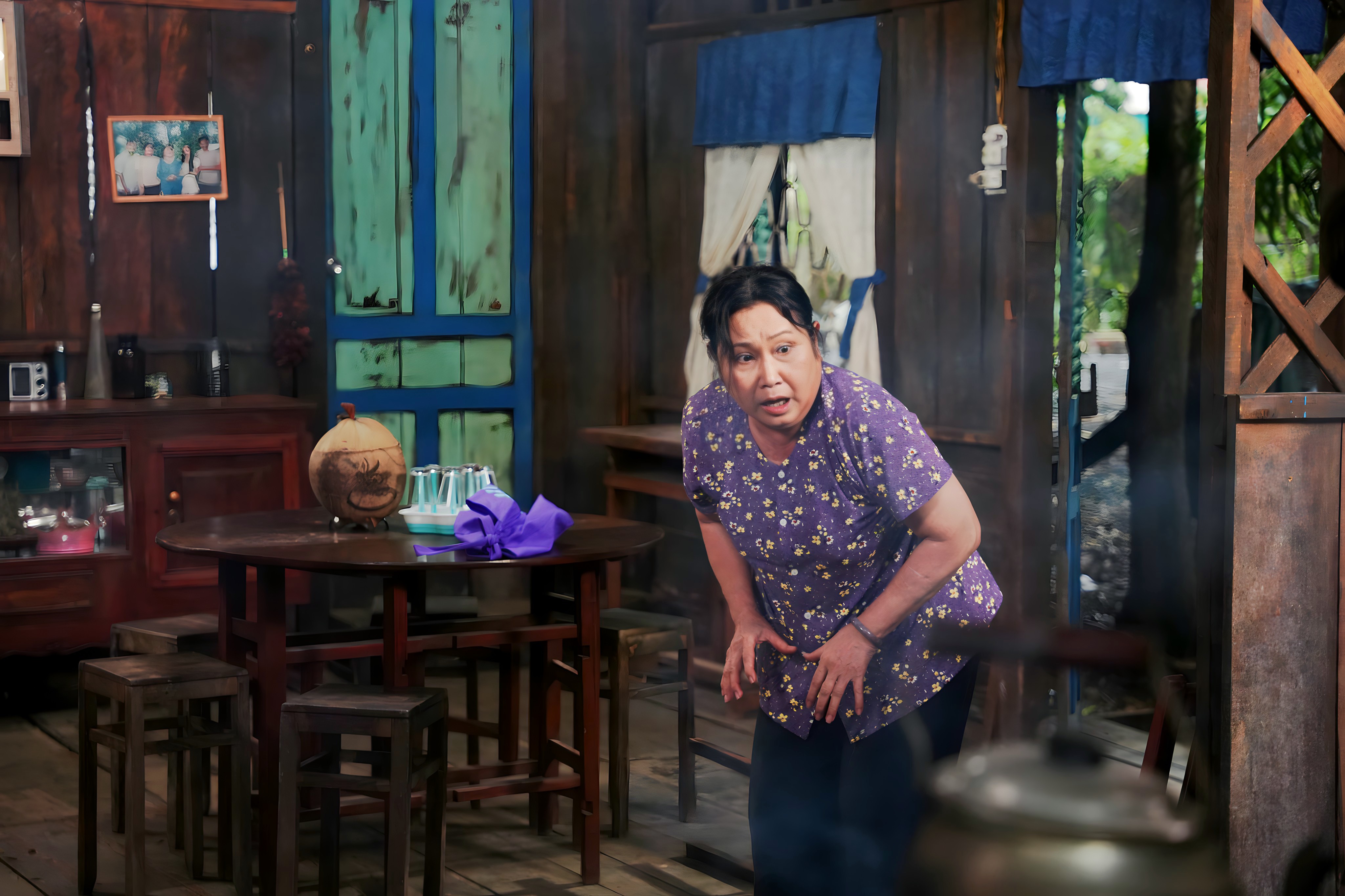 Poster 'Nhà ma xó' hé lộ sự nguy hiểm từ chiếc khạp sành bí ẩn