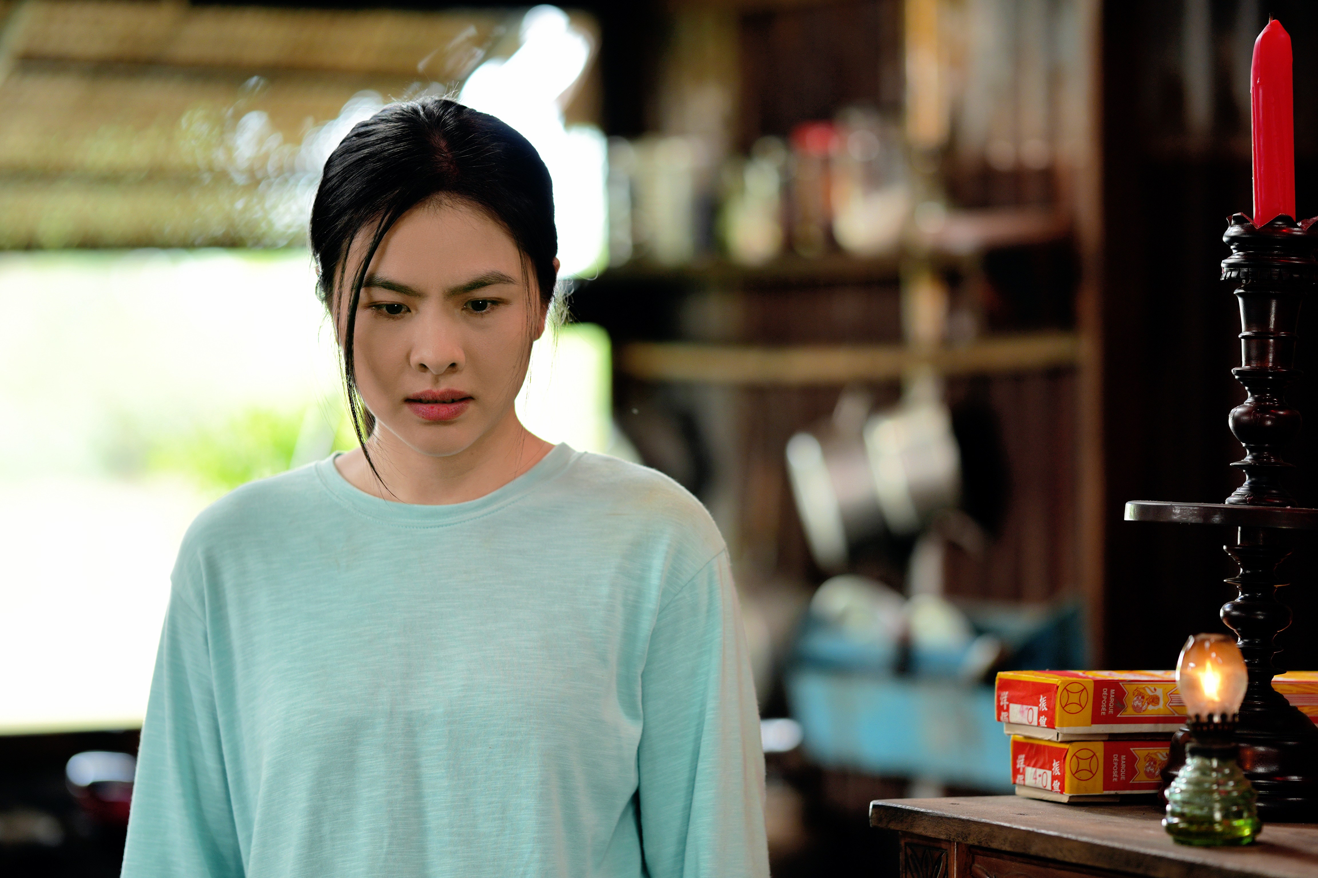 Poster 'Nhà ma xó' hé lộ sự nguy hiểm từ chiếc khạp sành bí ẩn