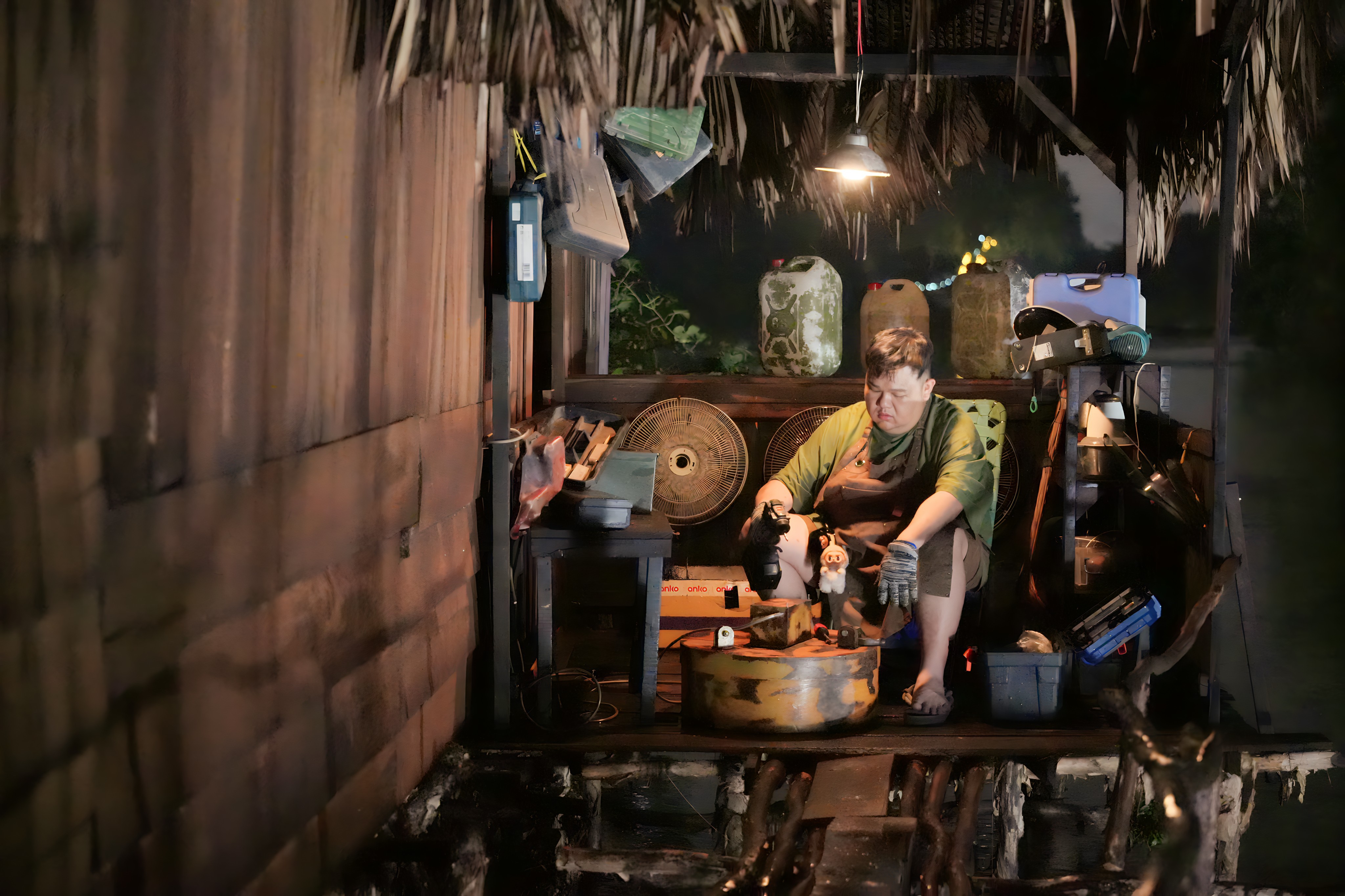 Poster 'Nhà ma xó' hé lộ sự nguy hiểm từ chiếc khạp sành bí ẩn