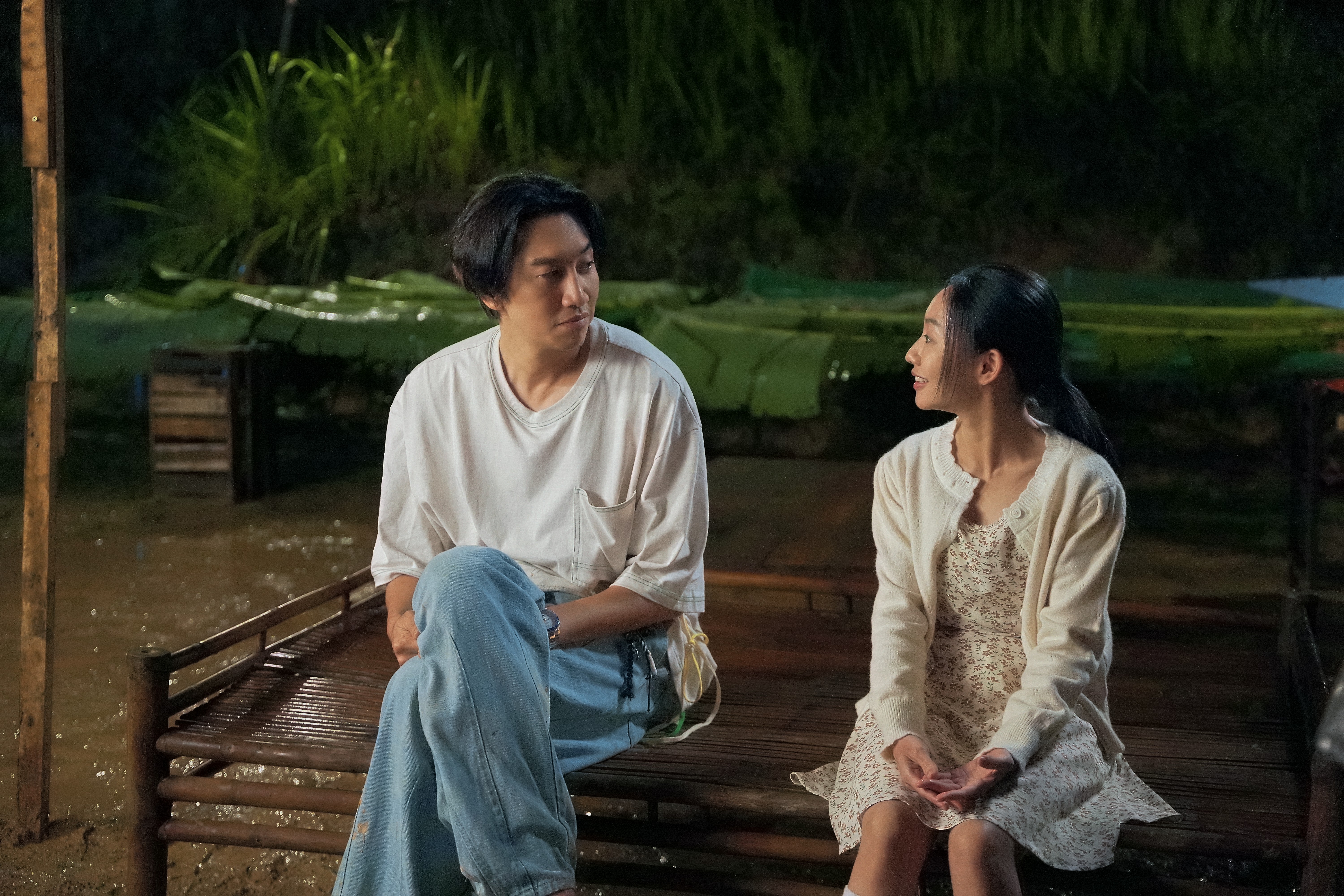 Bất chấp rào cản ngôn ngữ, Lee Kwang Soo - Hoàng Hà 'lên đồng' cảm xúc trong 'Tay anh giữ một vì sao'