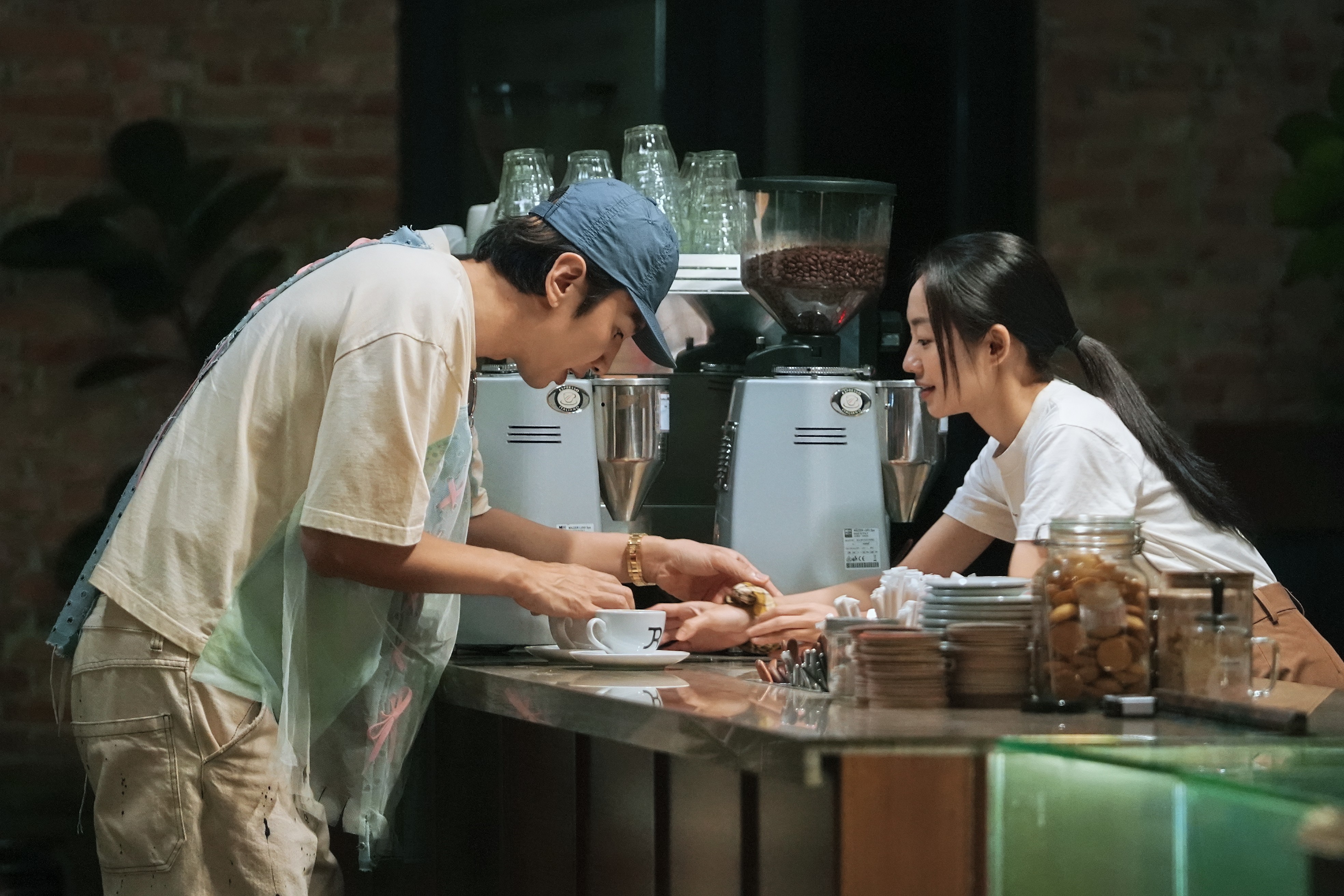 Bất chấp rào cản ngôn ngữ, Lee Kwang Soo - Hoàng Hà 'lên đồng' cảm xúc trong 'Tay anh giữ một vì sao'