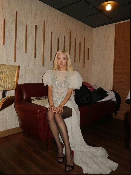 Rosé (BlackPink) diện váy xuyên thấu hút mọi ánh nhìn