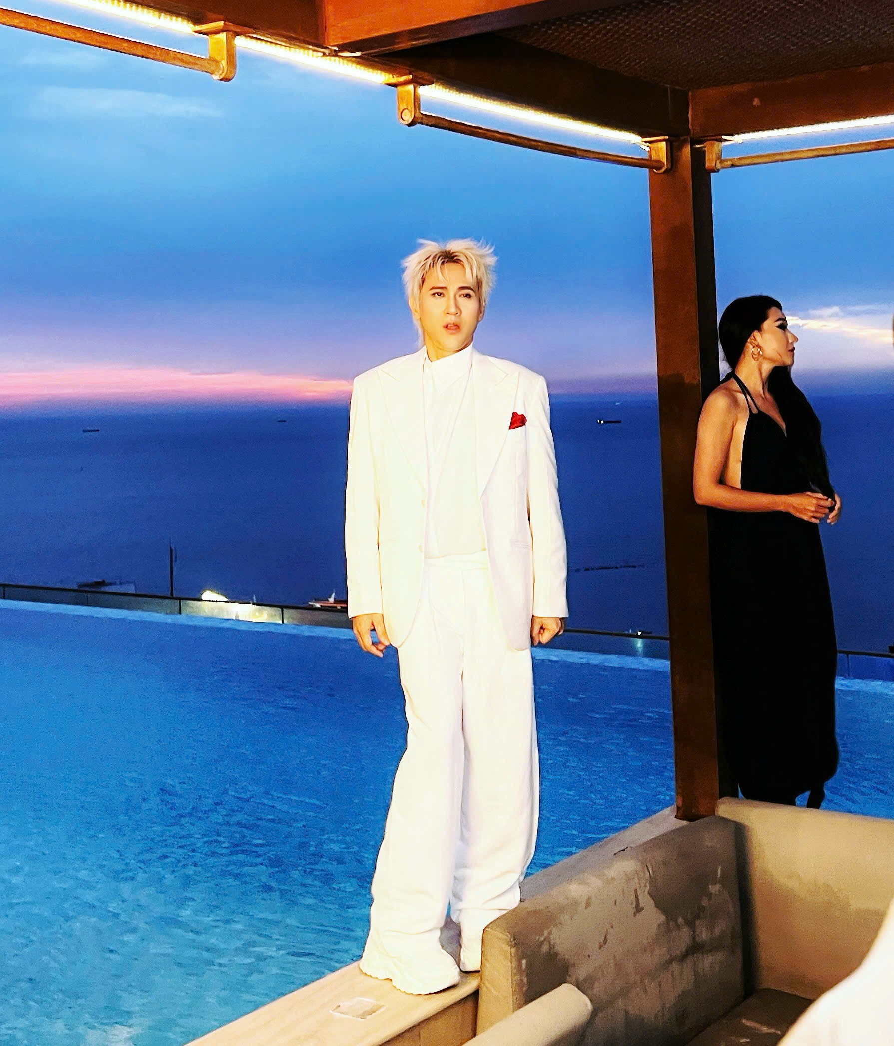 Khi Nguyên Vũ đạo diễn cho chính MV 'Say một đời vì em' của mình