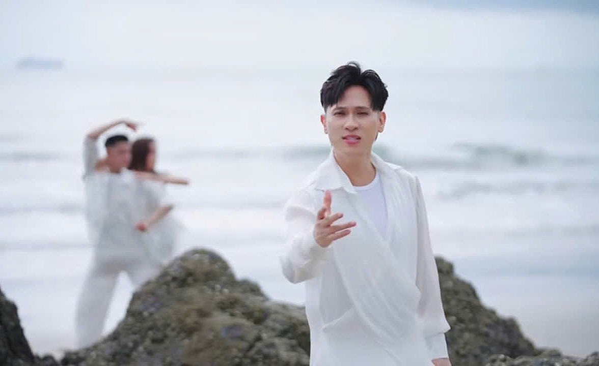 Khi Nguyên Vũ đạo diễn cho chính MV 'Say một đời vì em' của mình