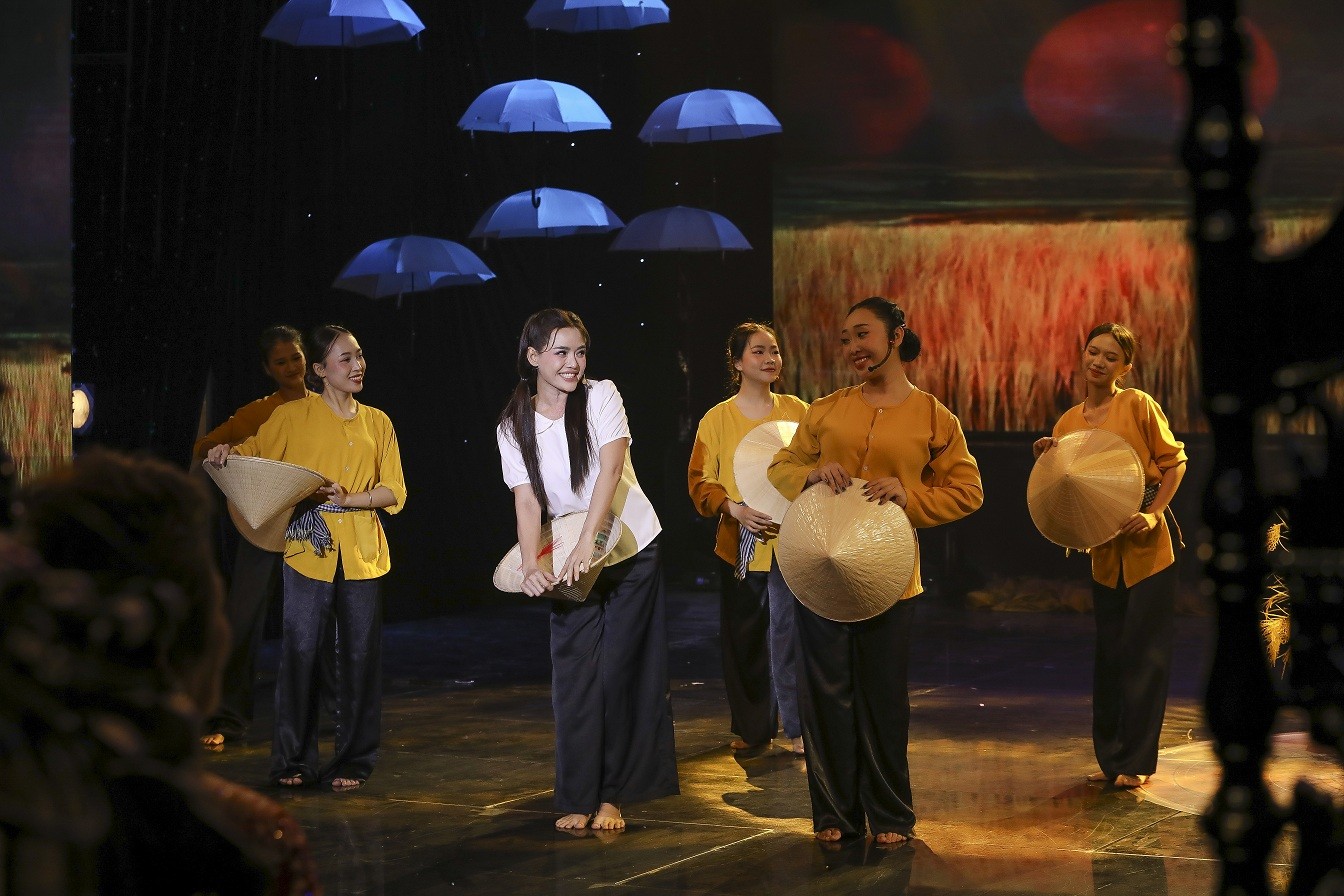 Hiền Trang – Nguyễn Lê Bá Thắng tái hiện chuyện tình vợ chồng đầy cảm xúc trên sân khấu 'Tình Bolero 2025'